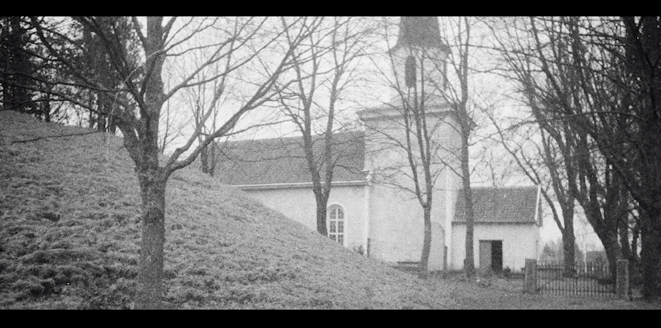 Svart vit bild från 1935 på Kung Ranes hög utanför kyrkogården vid Flistad kyrka