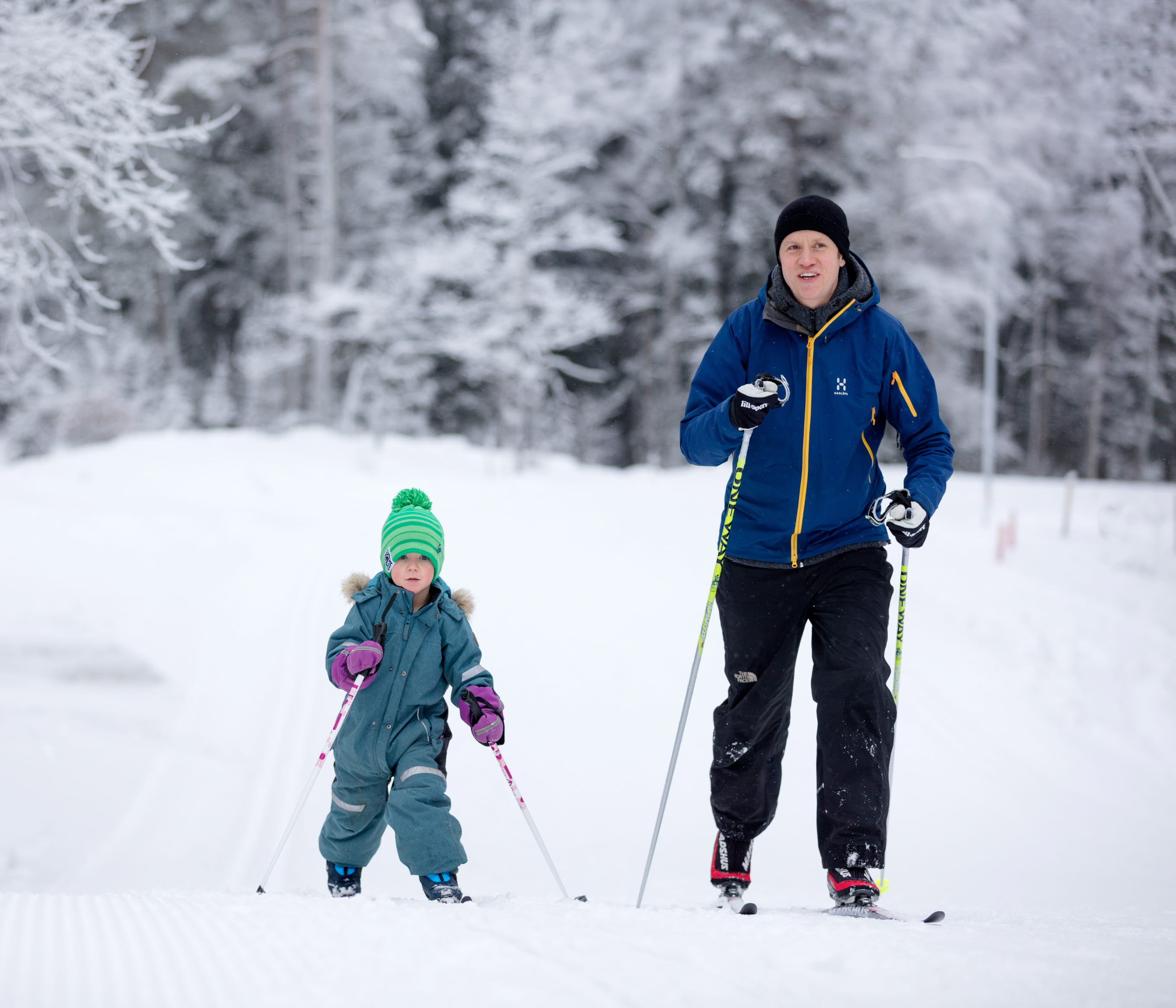 Family with children who cross-country ski in the ski track at Billingen.
