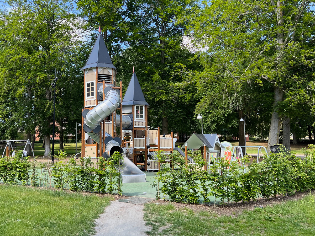 Bild på en lekplats med ett torn och rutschkana. 