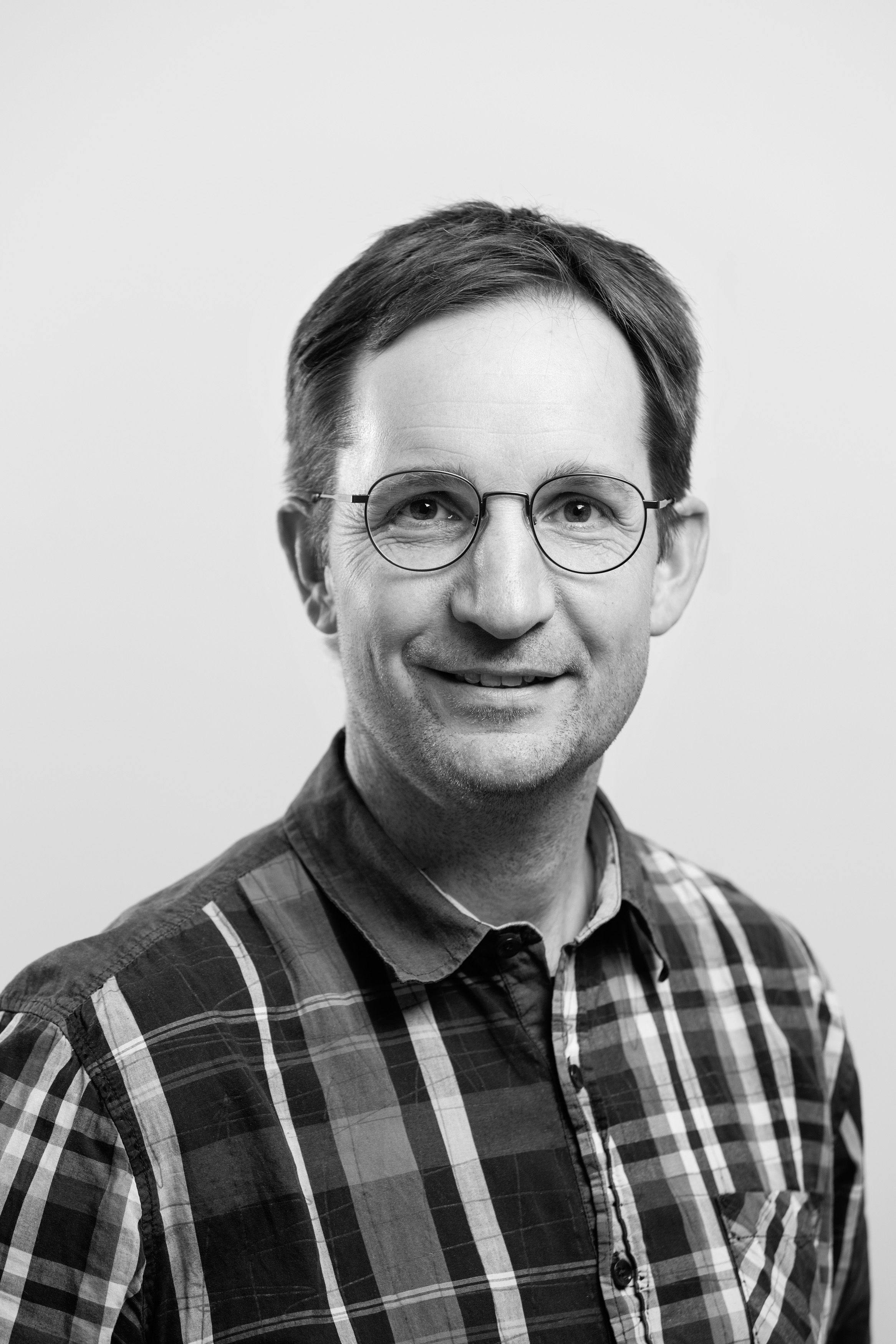 Foto på Magnus Sundmark i svartvitt