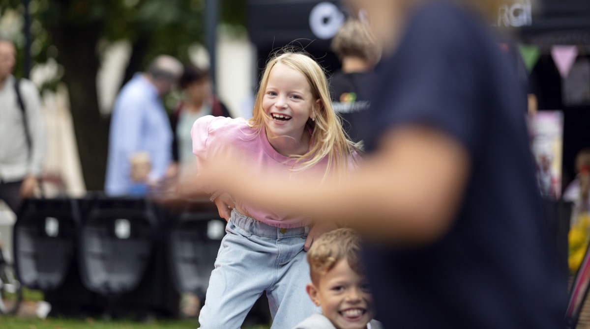 En glad tjej i rosa tröja. 