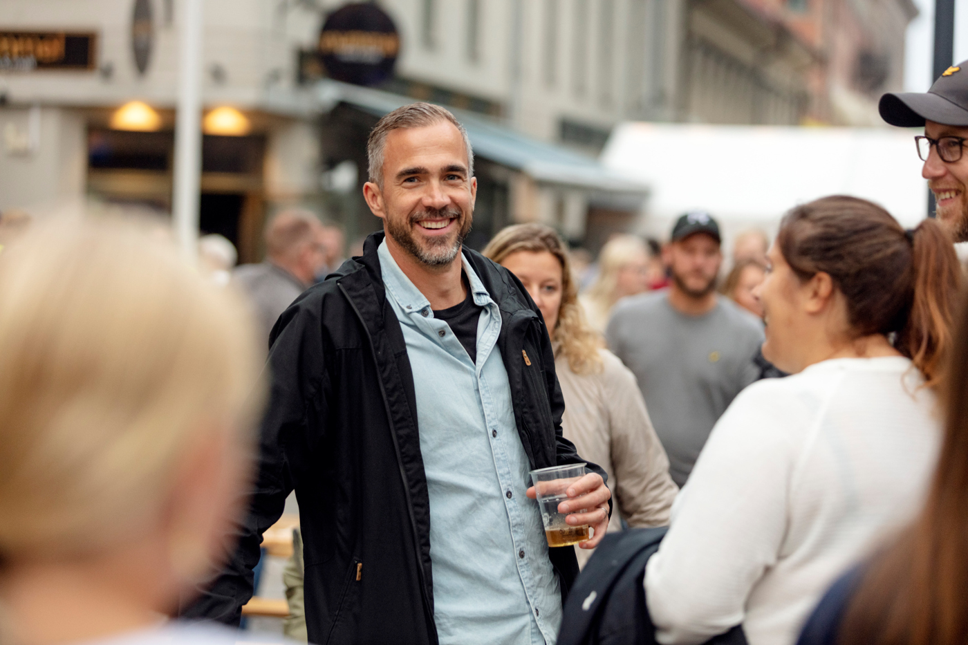 Bild från matfestivalen med glad man i ett folkhav
