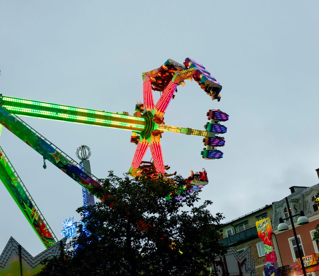 Karusell i luften med neonfärger