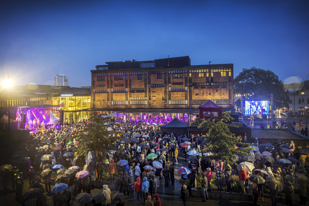 Publikhav framför scen på Kulturhustorget. I bild syns också Kulturhuset.