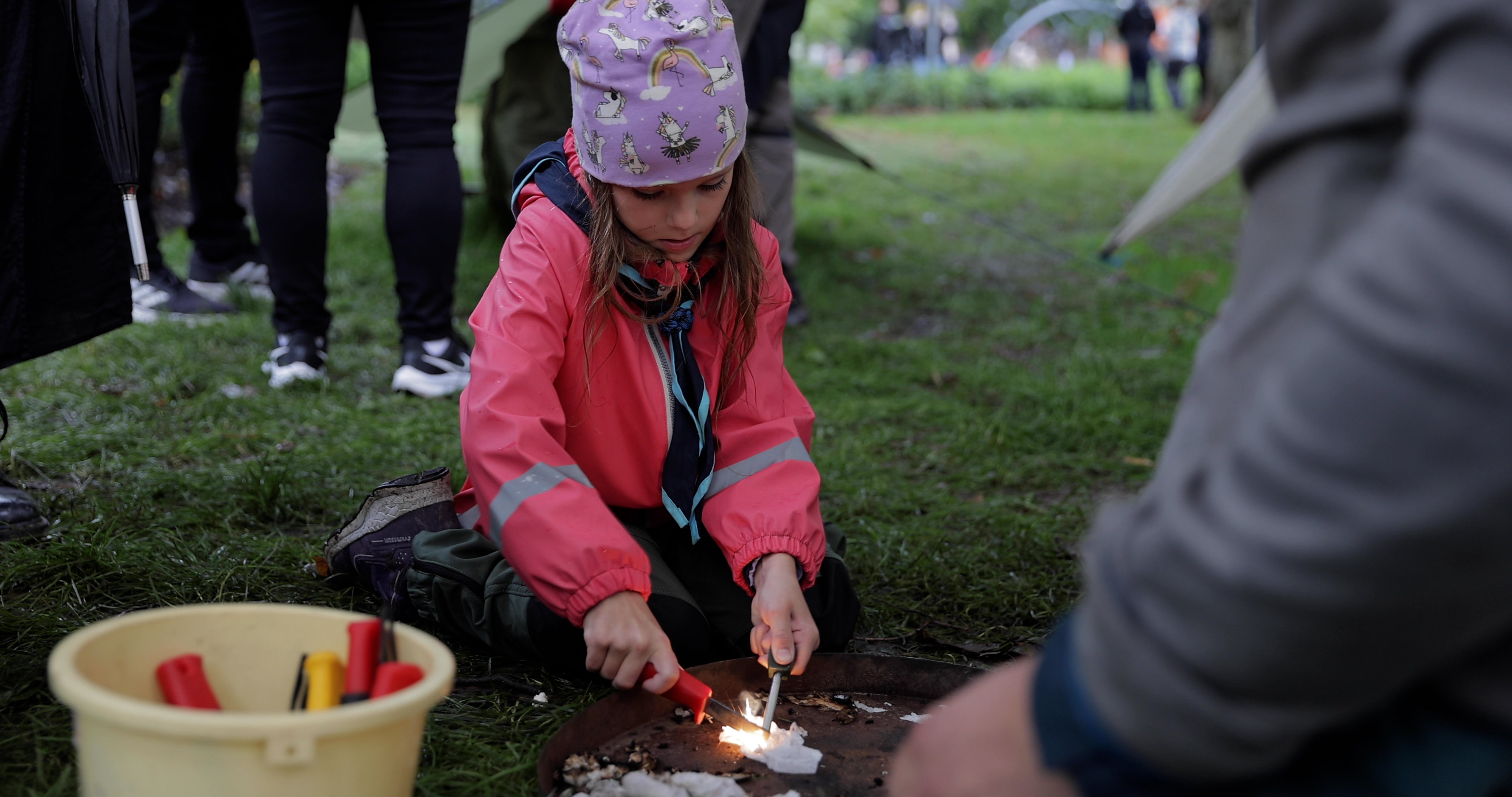 En tjej som tänder eld med tändstål