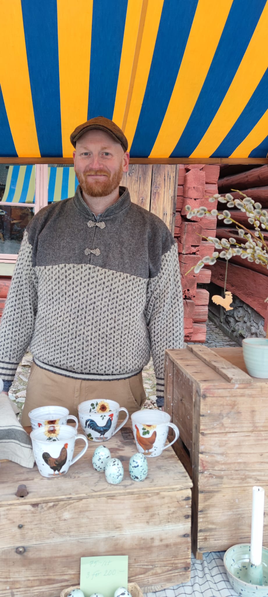 En man i lusekofta i ett marknadsstånd.