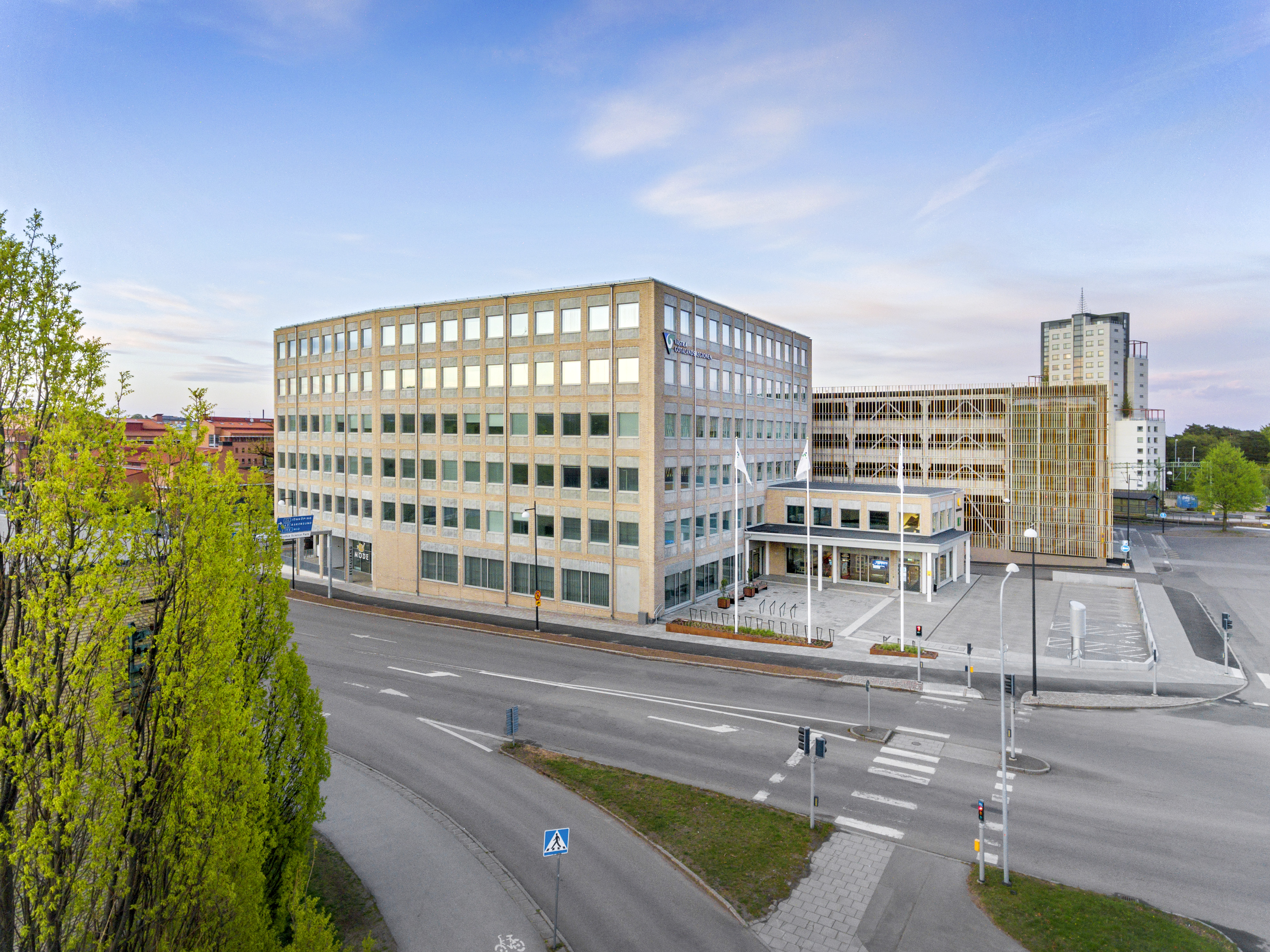 Regionens hus Skövde, ett sexvåningshus med en liten tvåvåningsutbyggnad till höger.