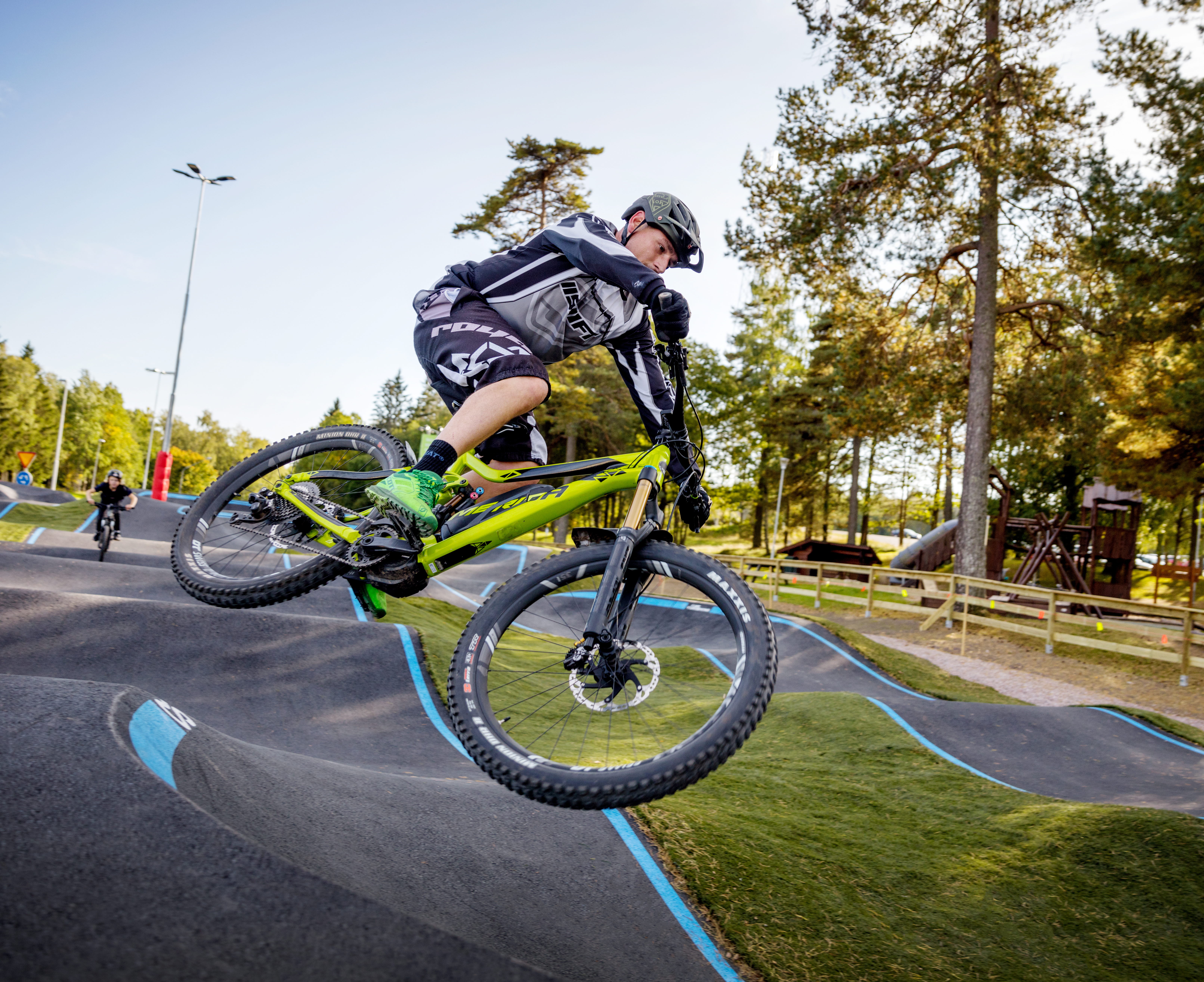 Guy on a bicycle in the pump track Utmaningen at Billingen Skövde