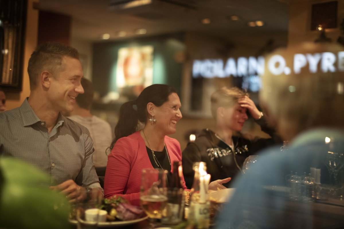 En familj sitter på en restaurang och äter