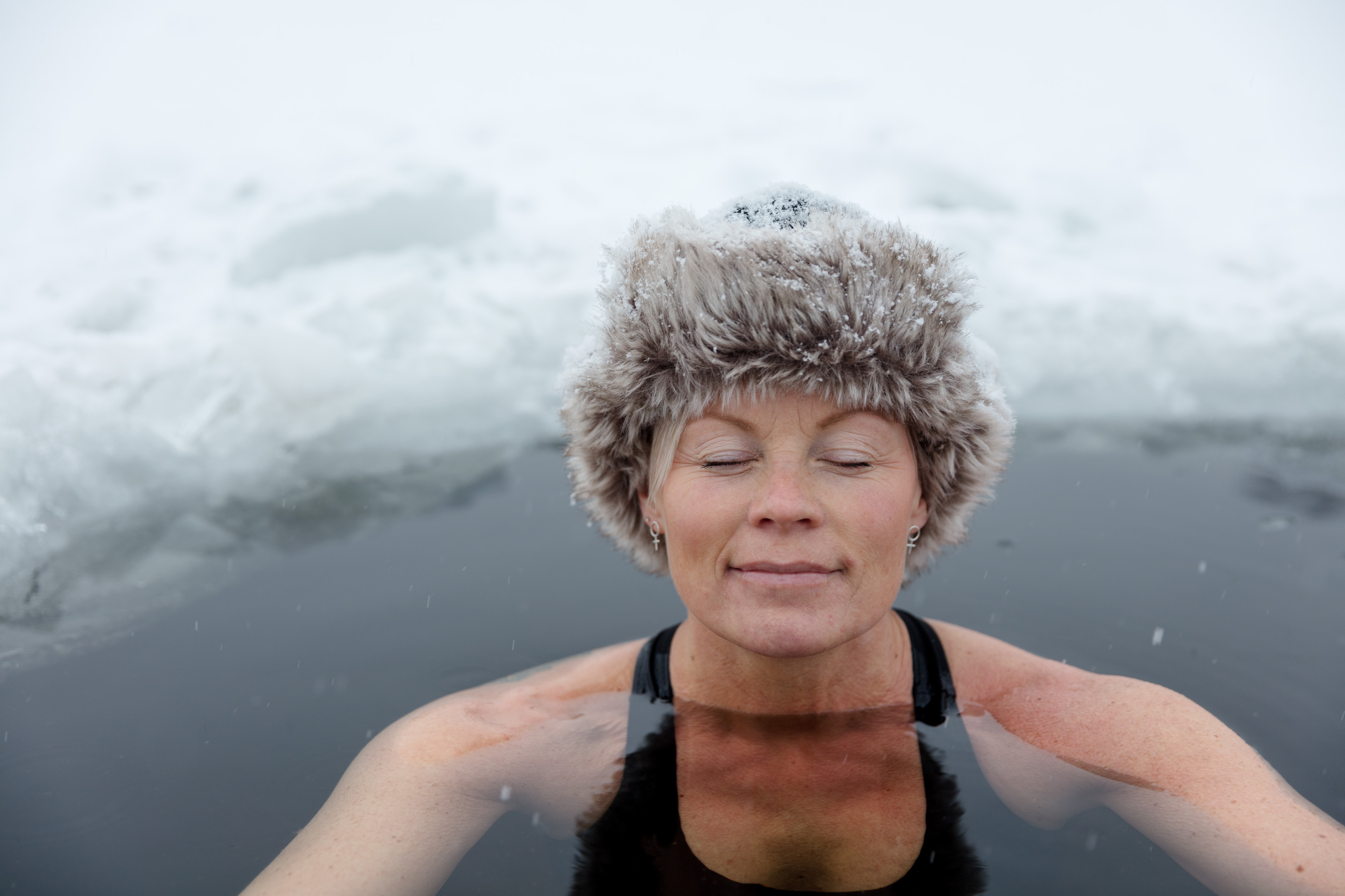Vinterbadare i snölandskap vid Simsjön i Skövde. 