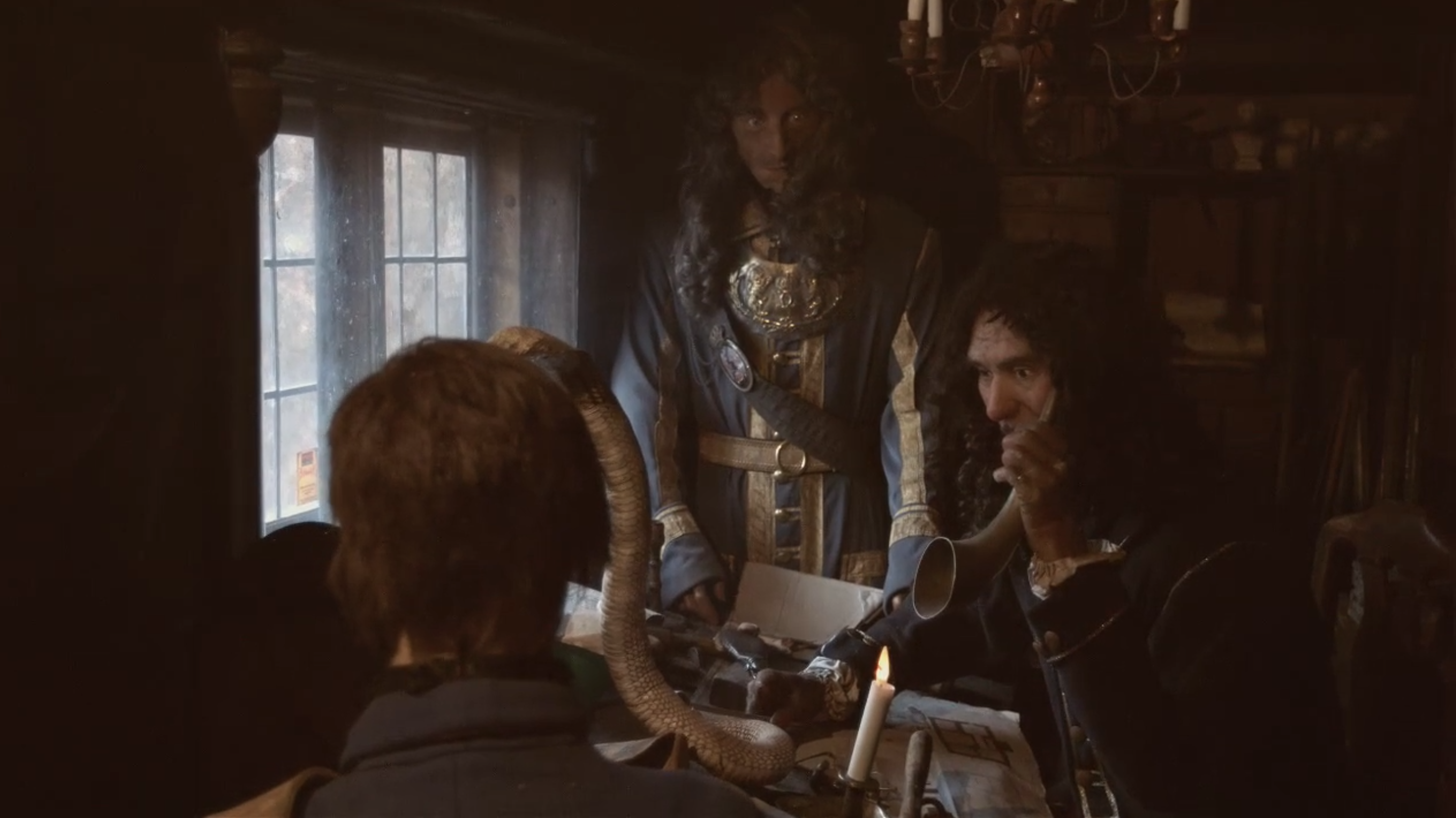 Tre verklighetstrogna dockor klädda i uniformer från en utställning på Ryttmästarbostället i Skövde. 