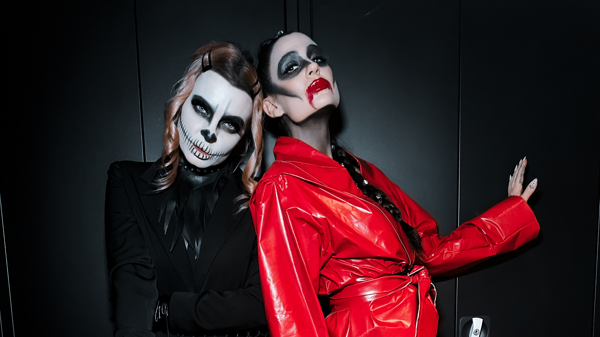 Två kvinnor som är läskigt sminkade och står bredvid varandra 