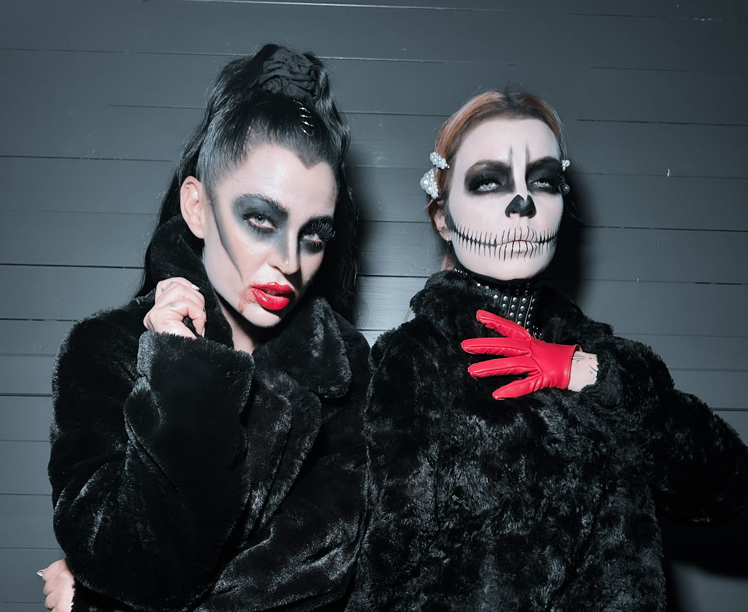 Gruppen Scarlet, två tjejer med svarta kappor och läskigt smink. 