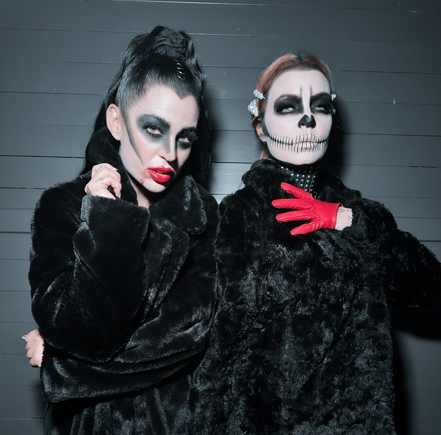 Gruppen Scarlet, två tjejer med svarta kappor och läskigt smink. 