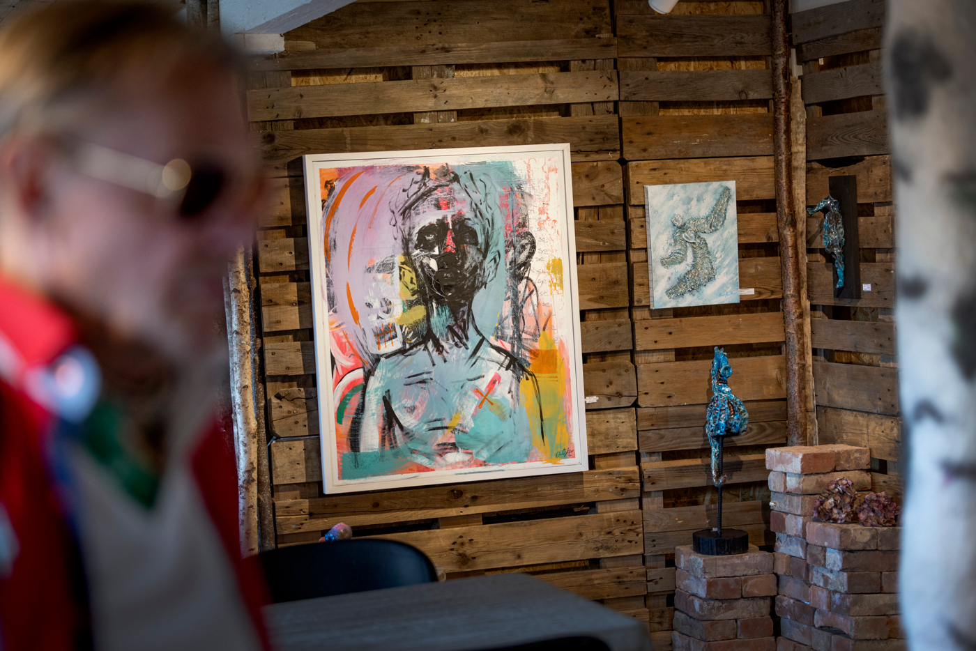 En färgglad målning på en timmervägg i en konsthall