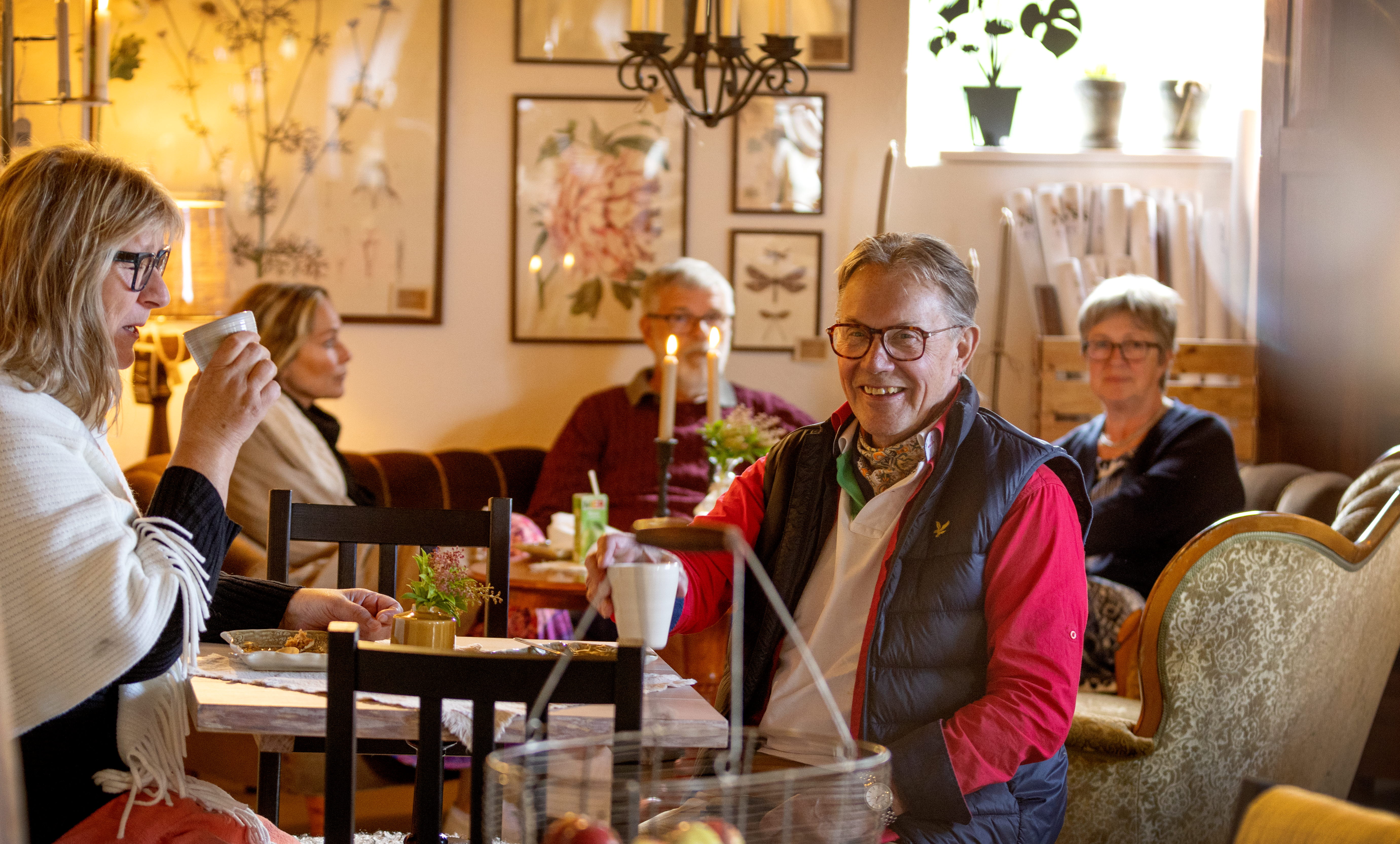 Några personer som sitter och fikar på ett café