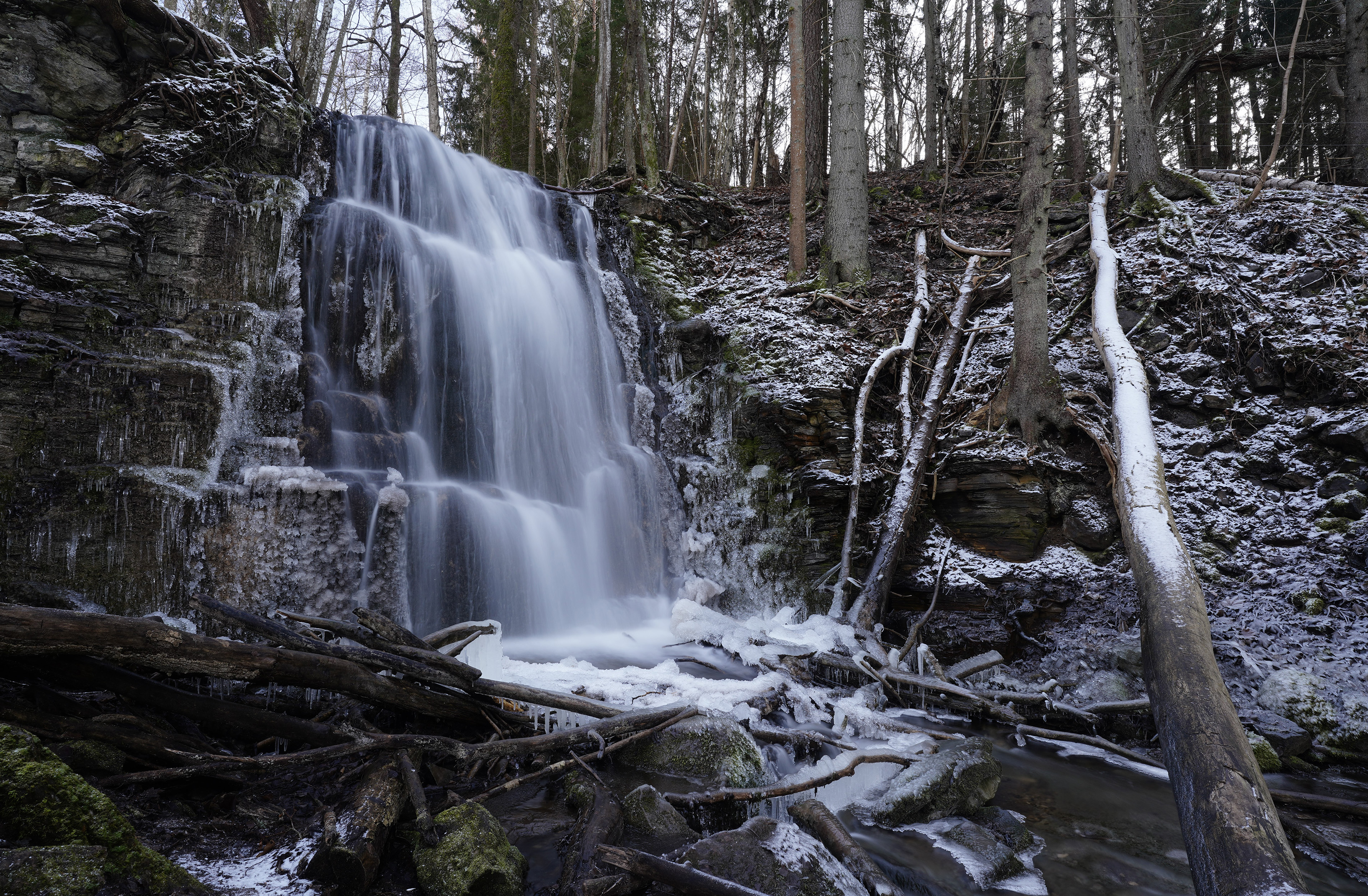 Ett vattenfall i vinterskrud