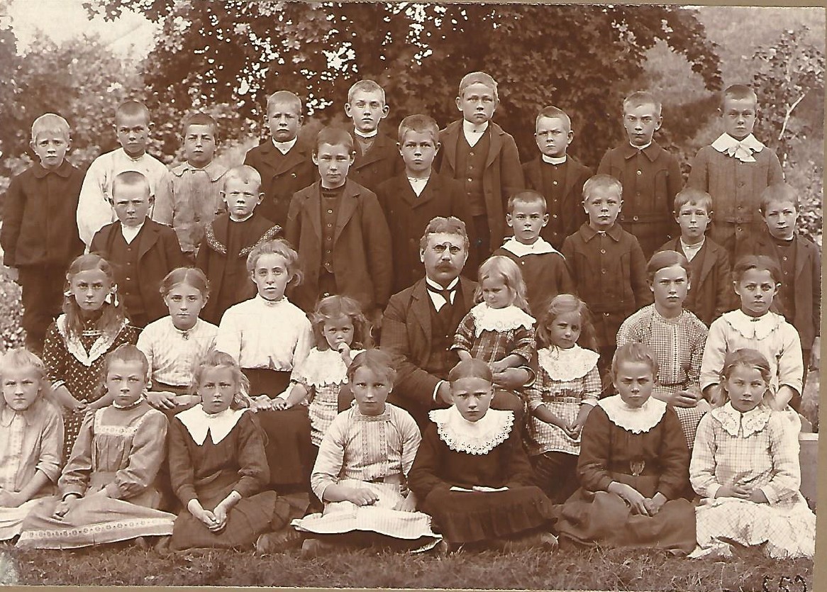 Svartvitt foto på en skolklass från förr