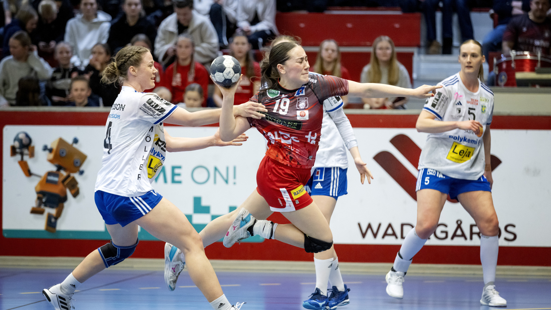 Tjejer spelar handboll