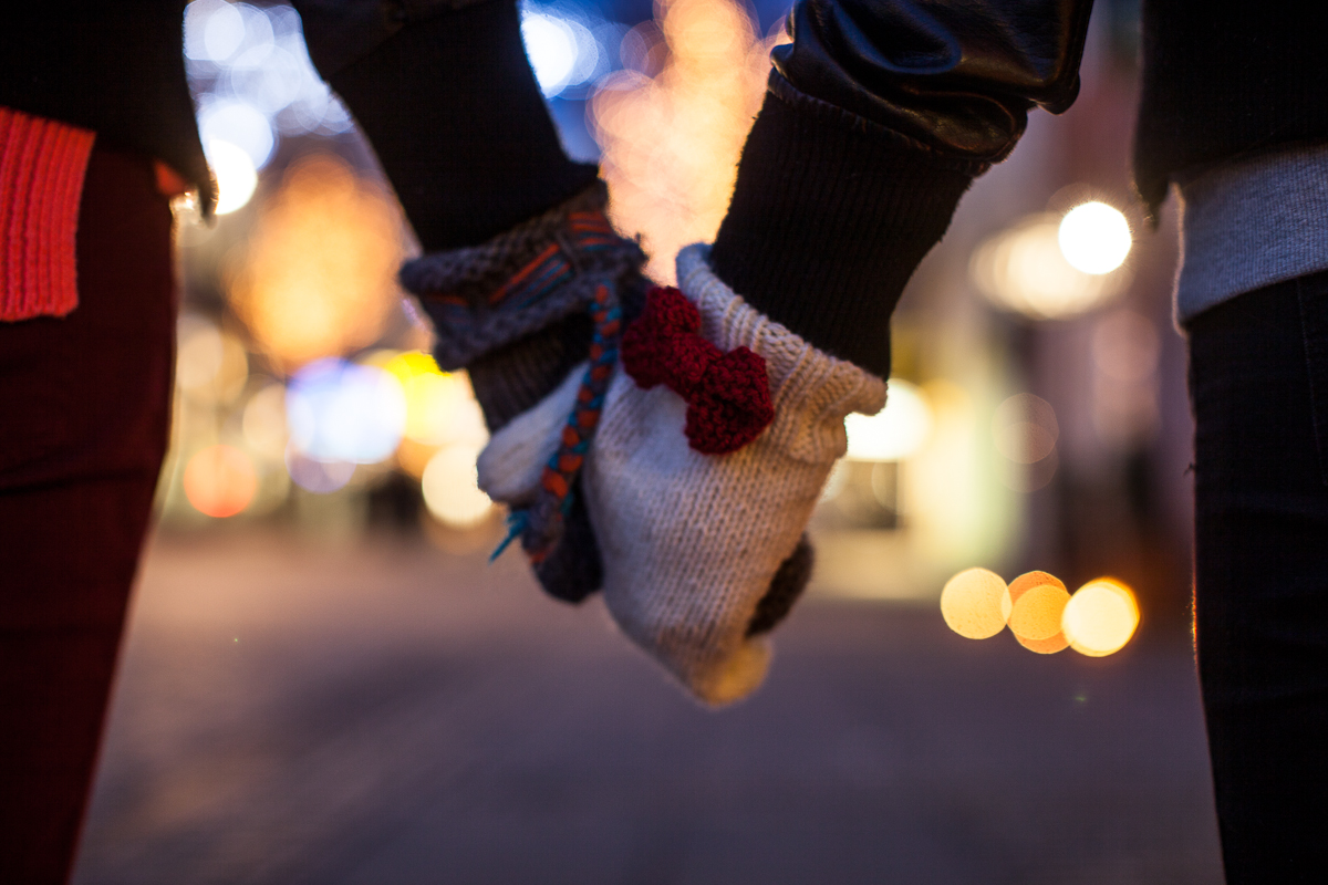 Två som håller hand 