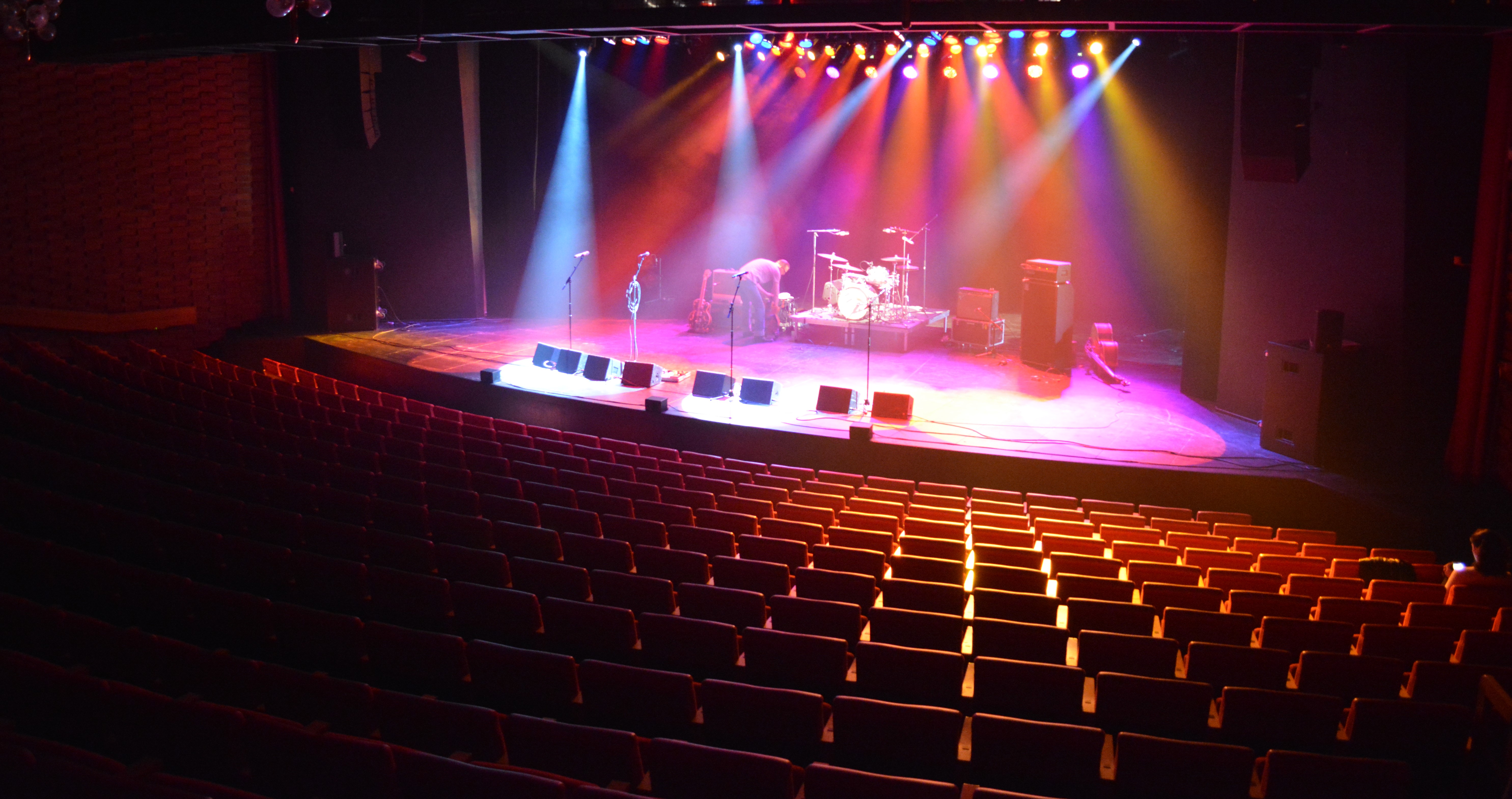 En scen med färgglada strålkastare