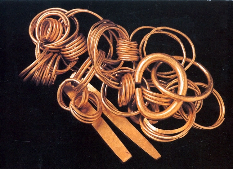 Grova guldringar som hittats i Timboholm utanför Skövde. 