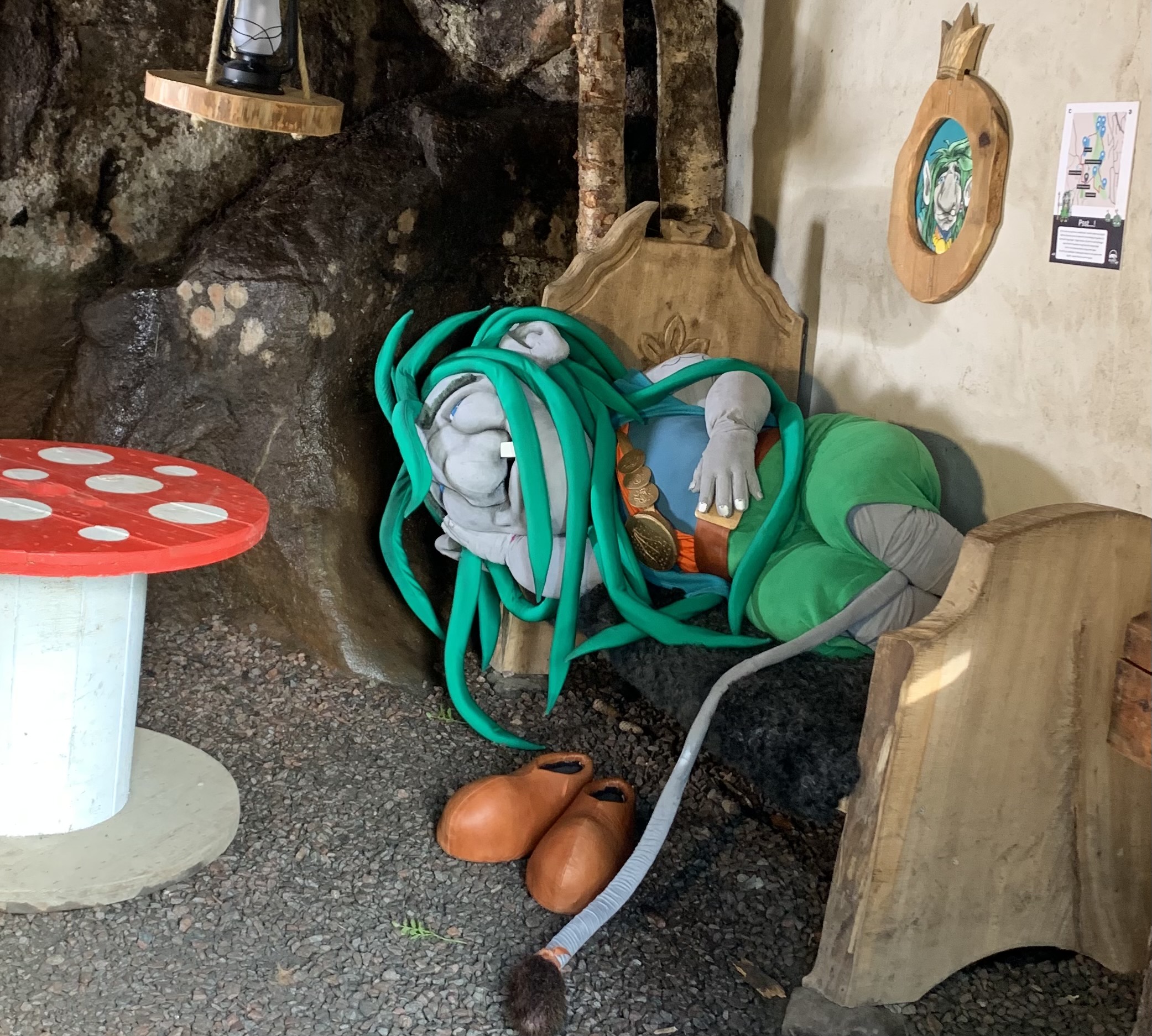 Billingetrollet sover i säng i trollgrottan