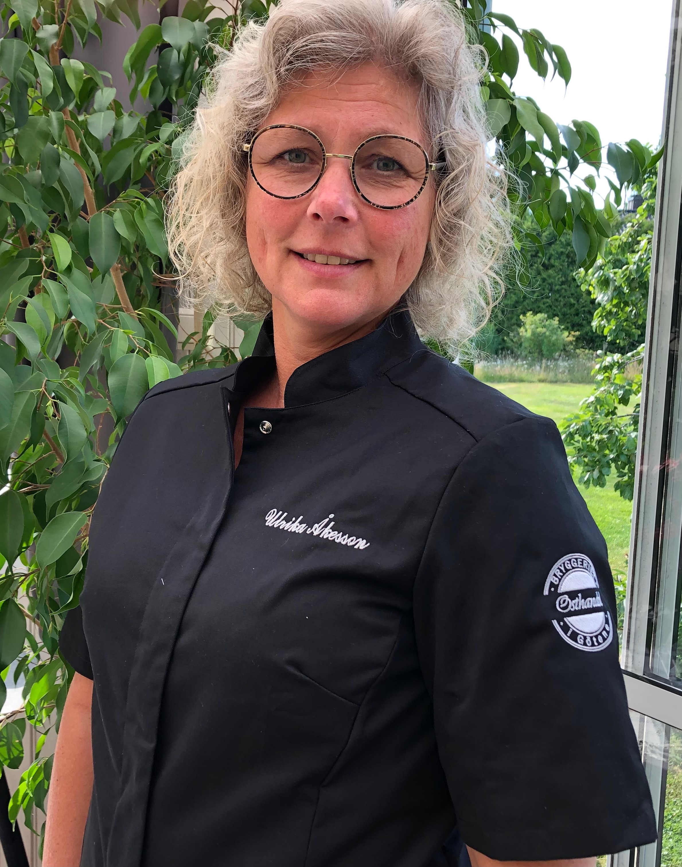 En kvinna med svart kockjacka.