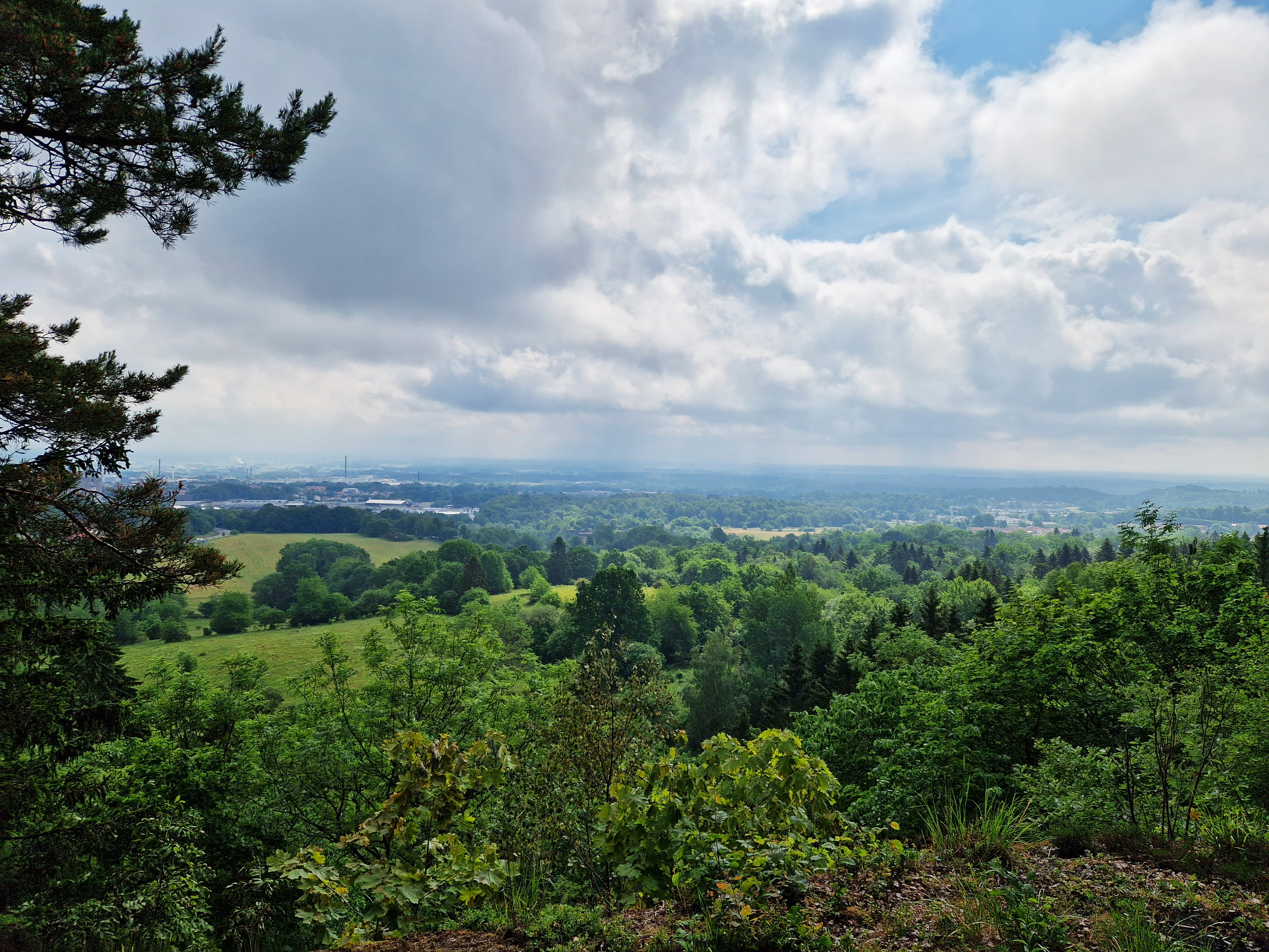 Dramatiskt utsikt med stora moln på himlen.