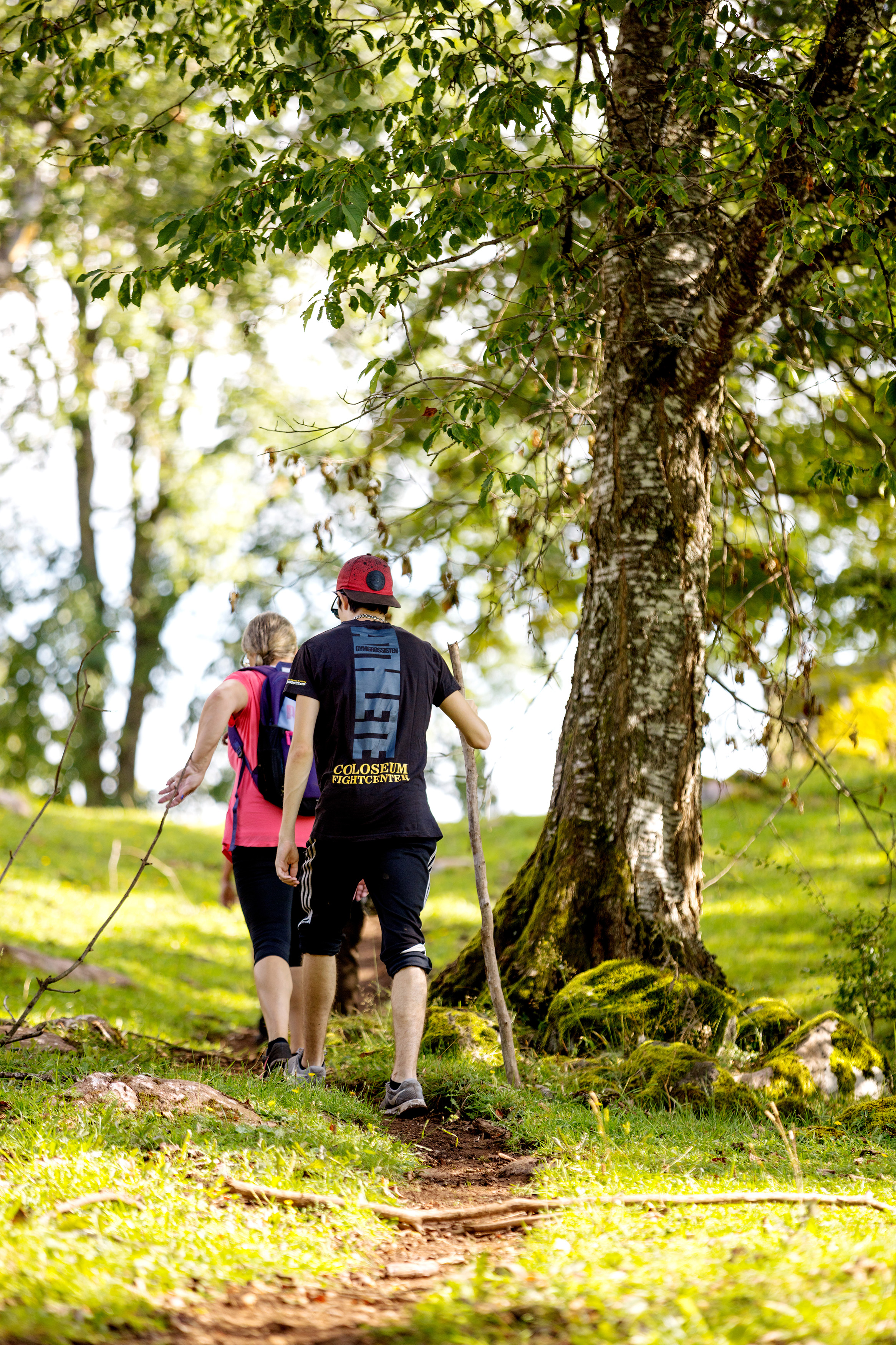 Två vandrare ute i naturen