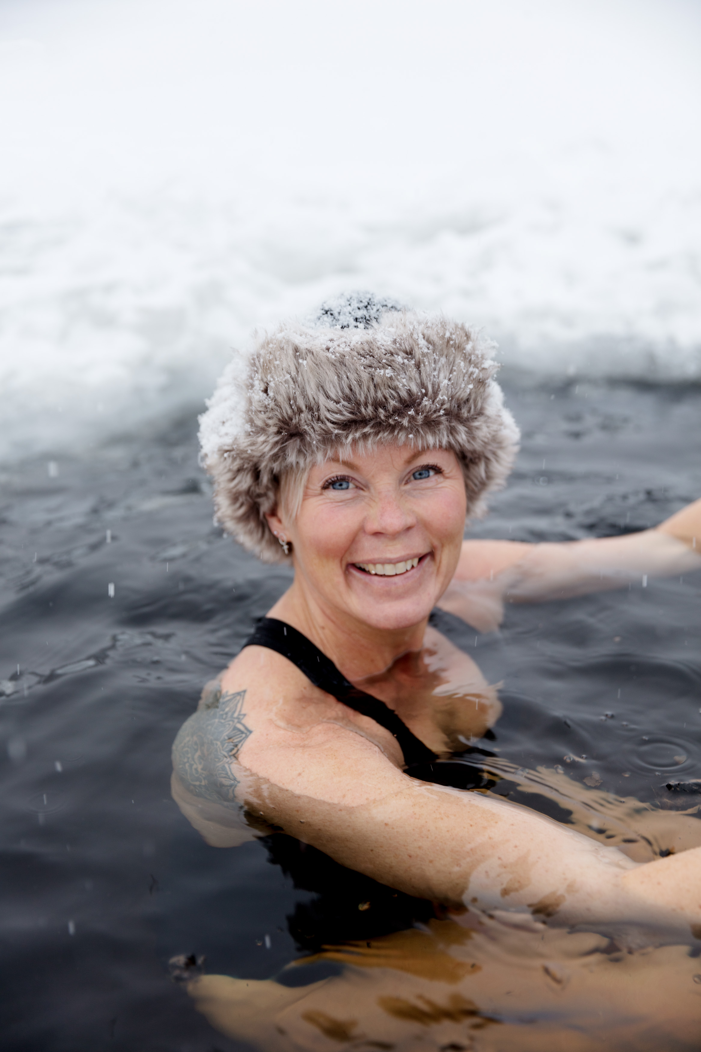 Vinterbadare i snölandskap vid Simsjön i Skövde. 