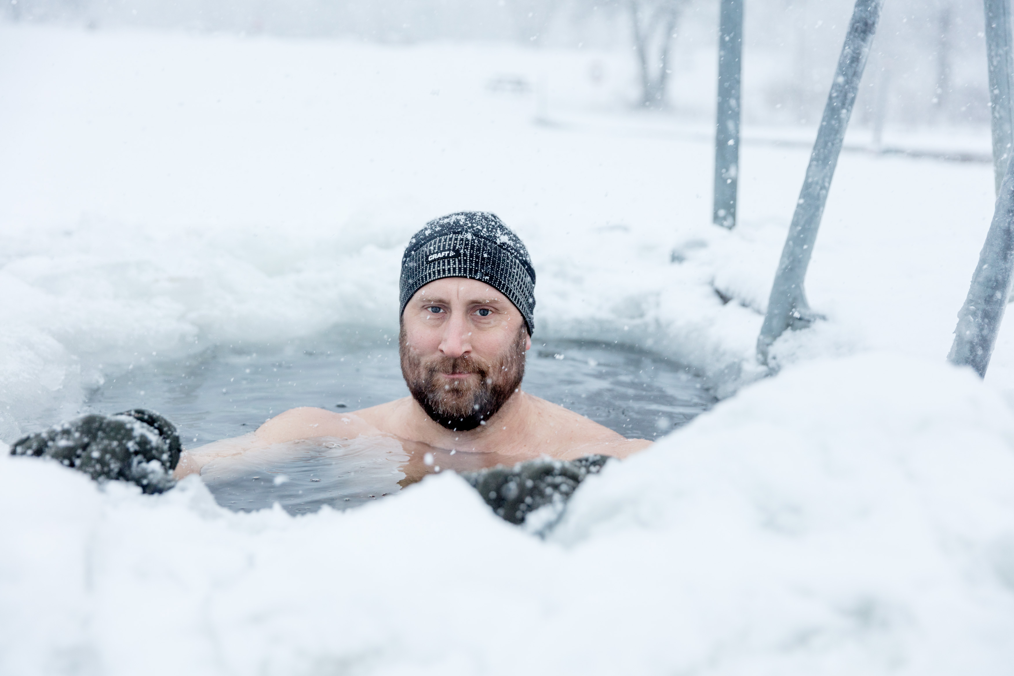 Vinterbadare i snölandskap vid Simsjön i Skövde. 