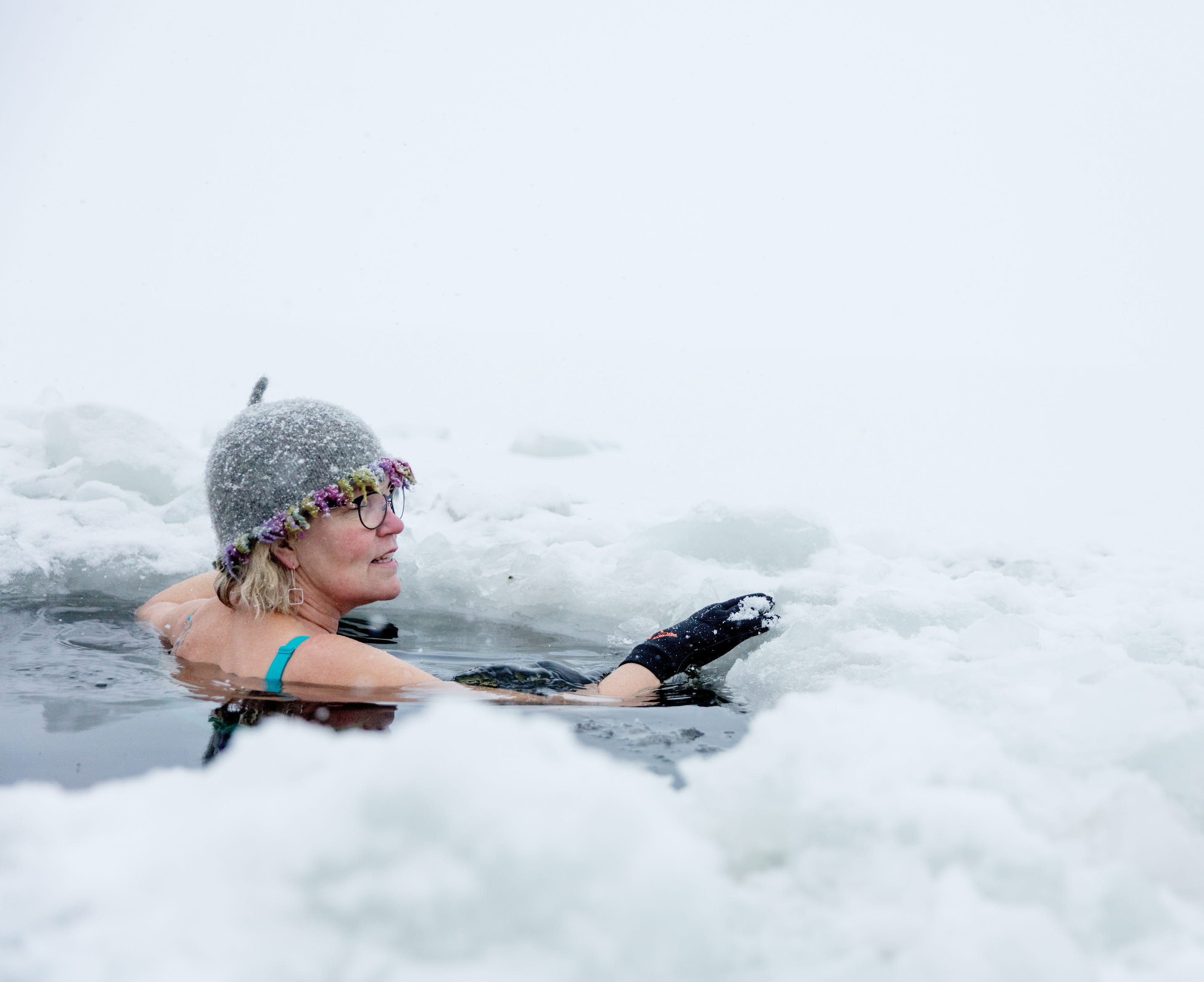 Vinterbadare i isvak vid Simsjön i Skövde