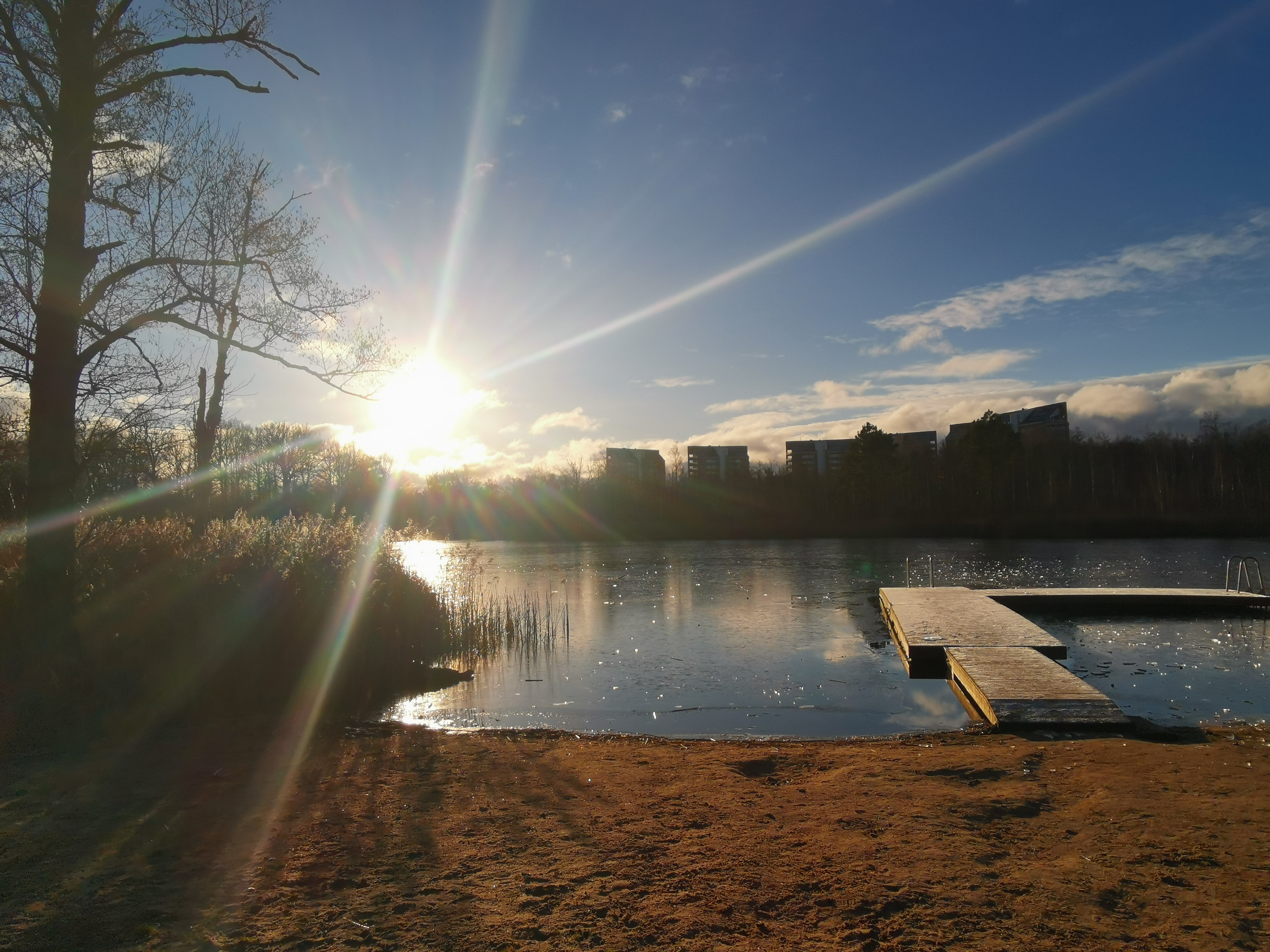 Frusen sjö mitt i staden.