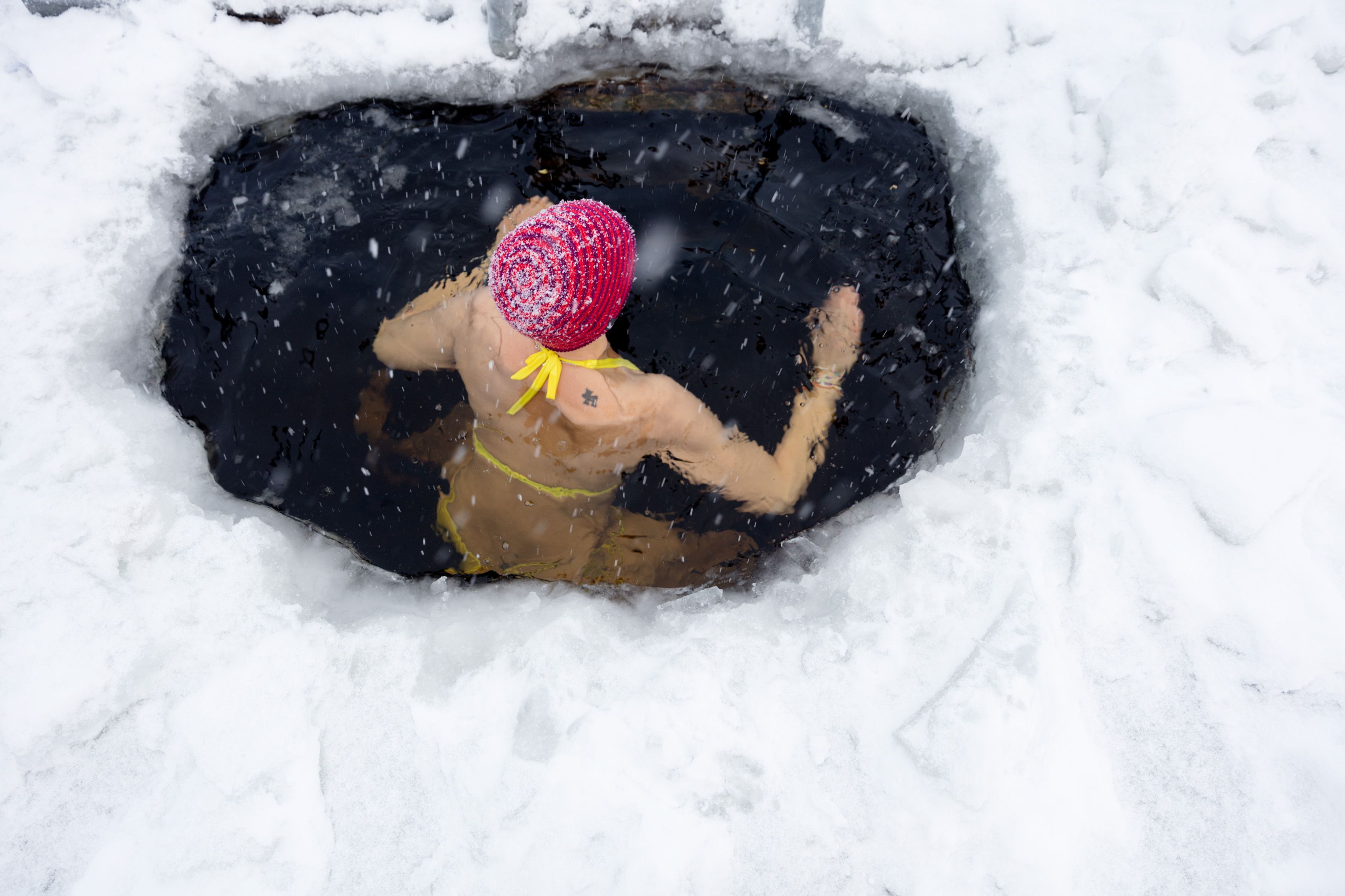 Vinterbadare i isvak vid Simsjön i Skövde