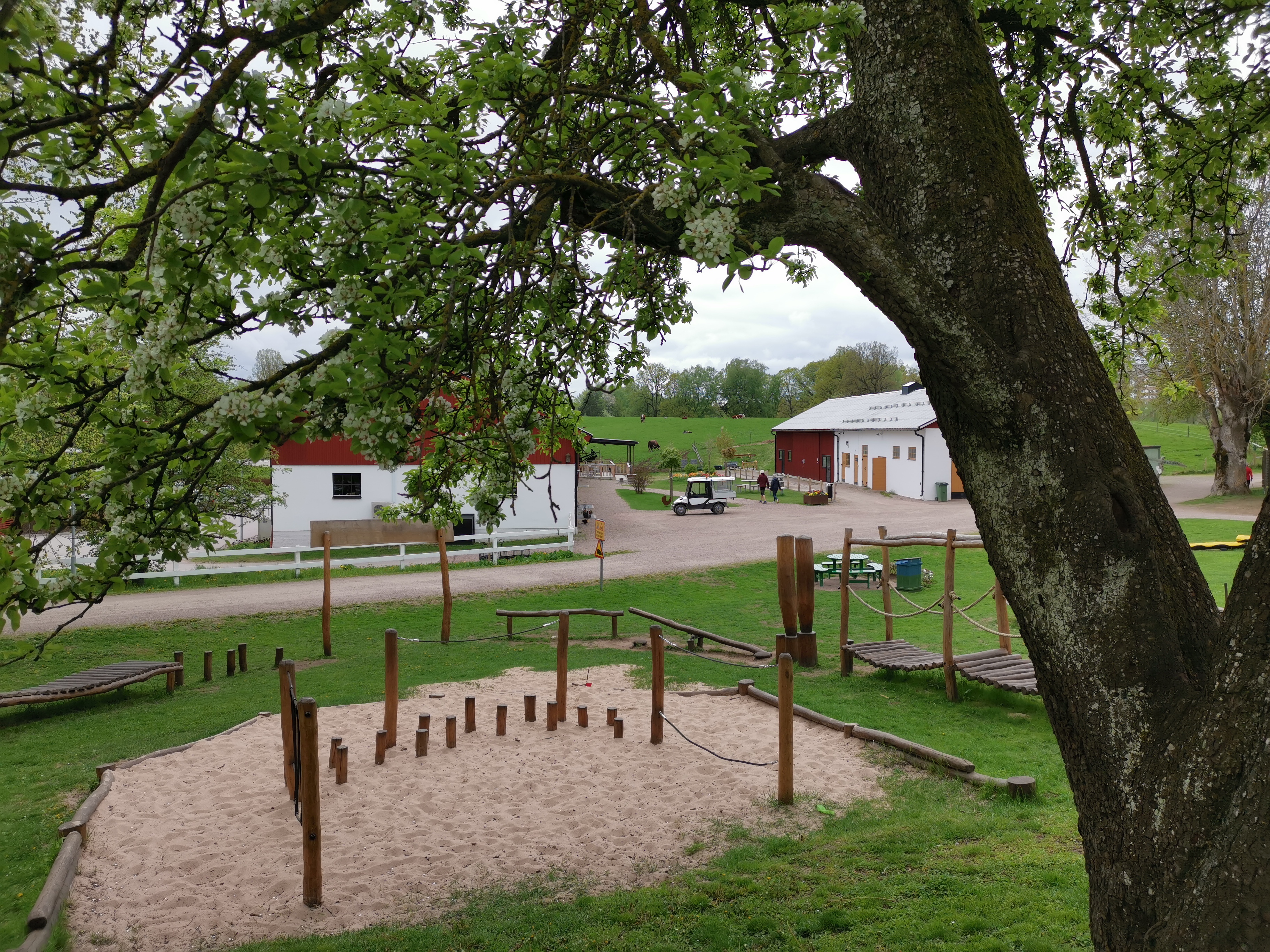 Vy över klätterlek på stadsbondgården Aspö gård