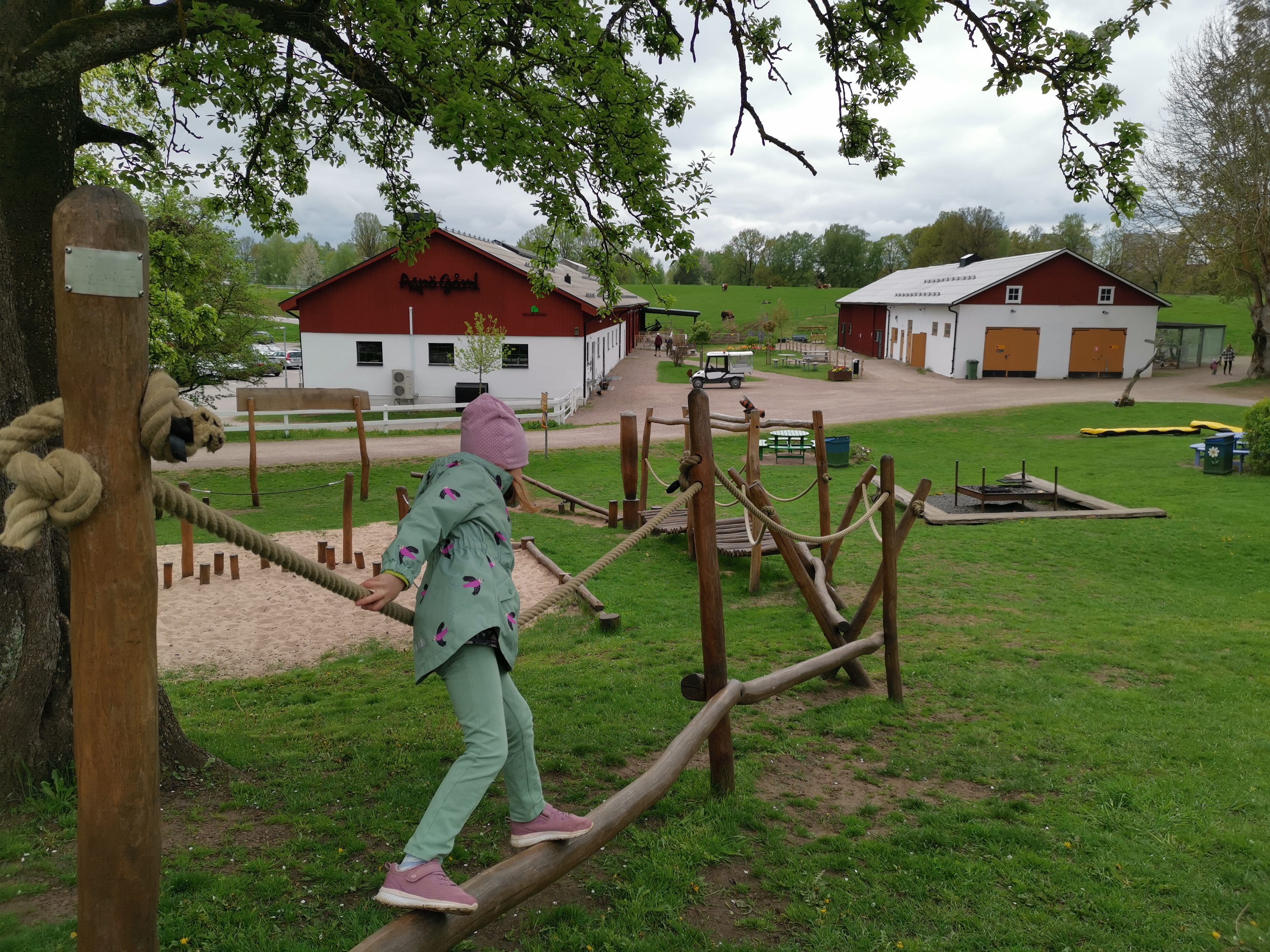 Vy över klätterlek på stadsbondgården Aspö gård