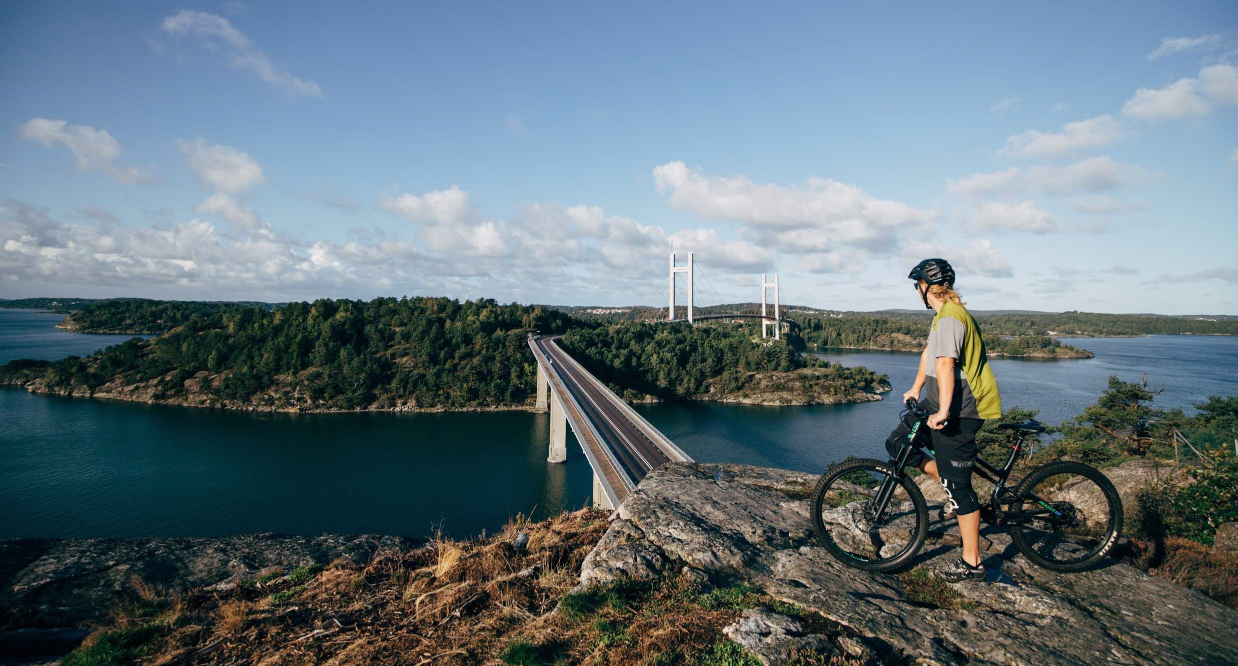 Cykling på Stenungsön, vy över Tjörnbroarna