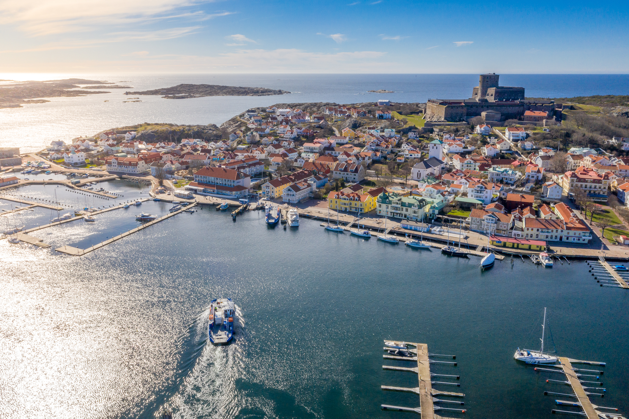 Marstrand foto över ön från drönare