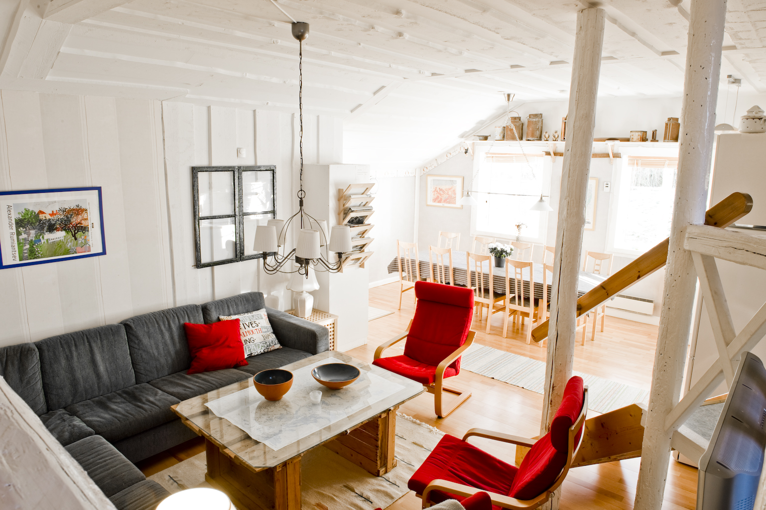 Vandrarhem Rovor och Rum. Bild på vardagsrum och kök i lägenheten Rännet