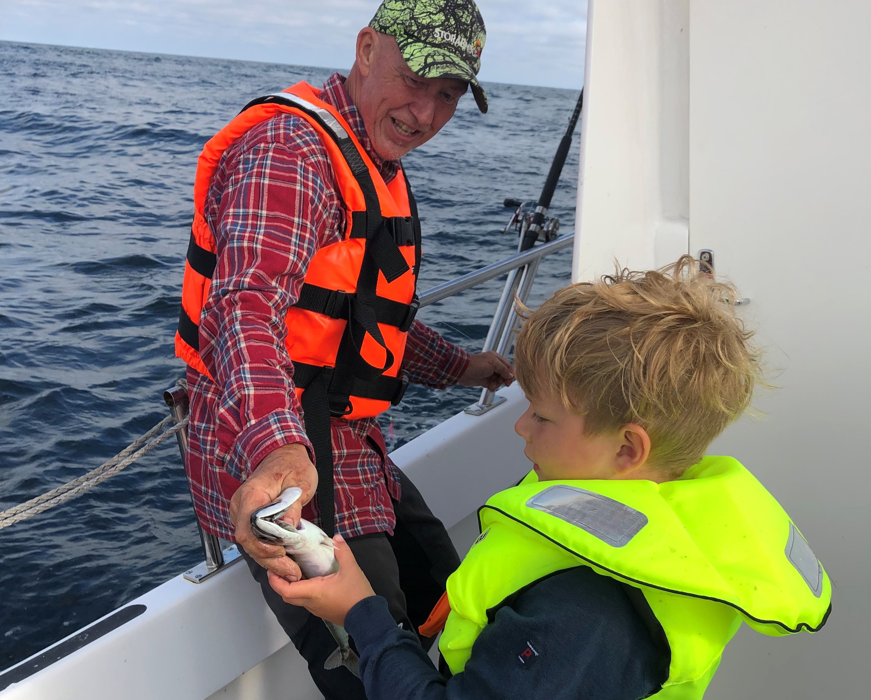 Farfar och barnbarn fiskar makrill ombord på Wendla