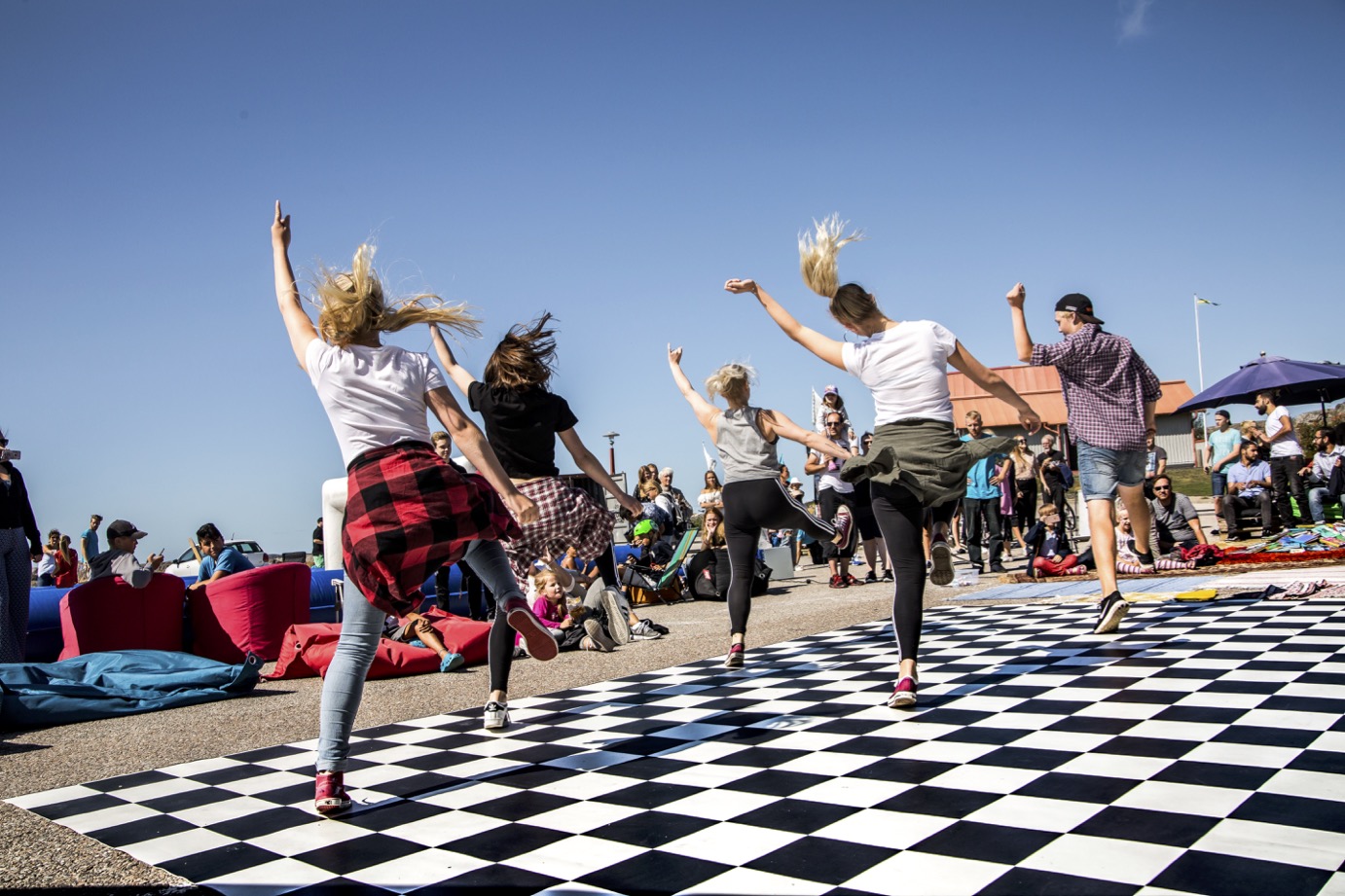 Ungdomar dansar utomhus