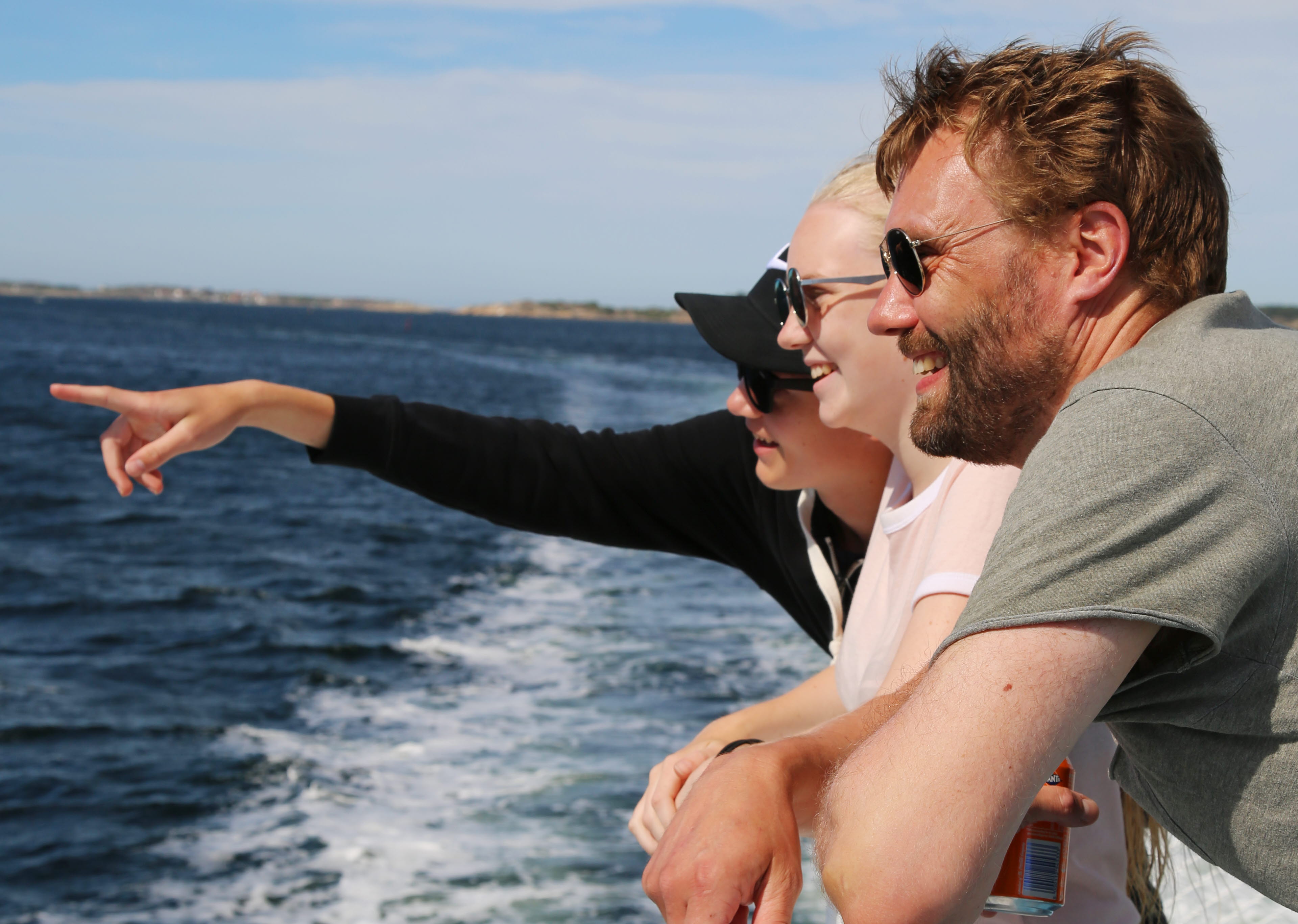 Personer som åker båt.