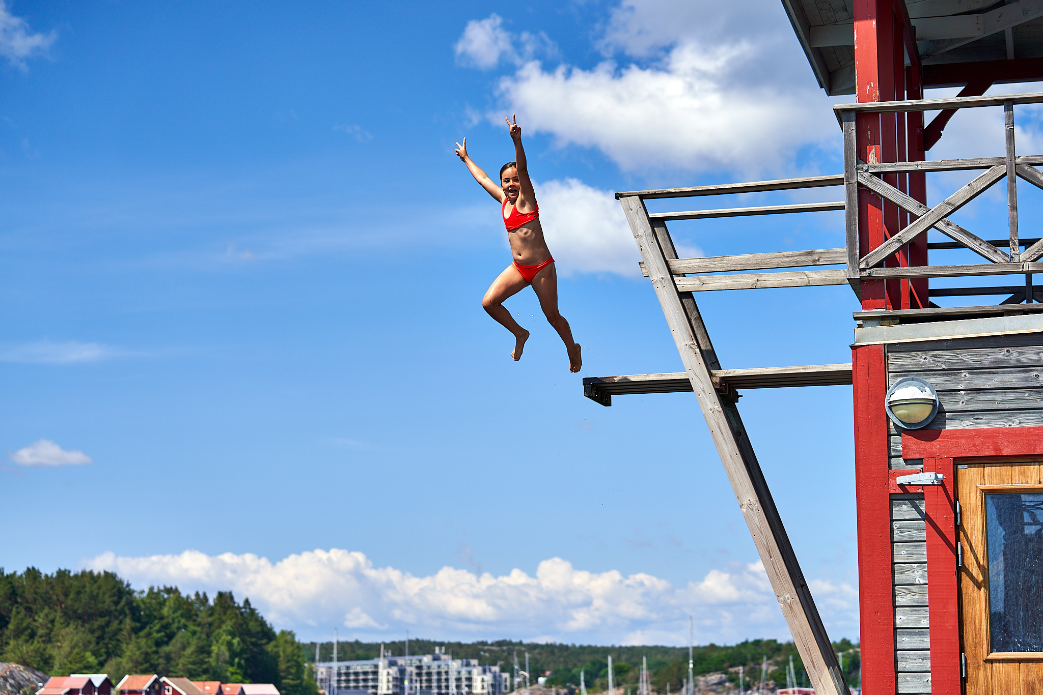 Flicka hoppar från tornet i Kallbadhuset