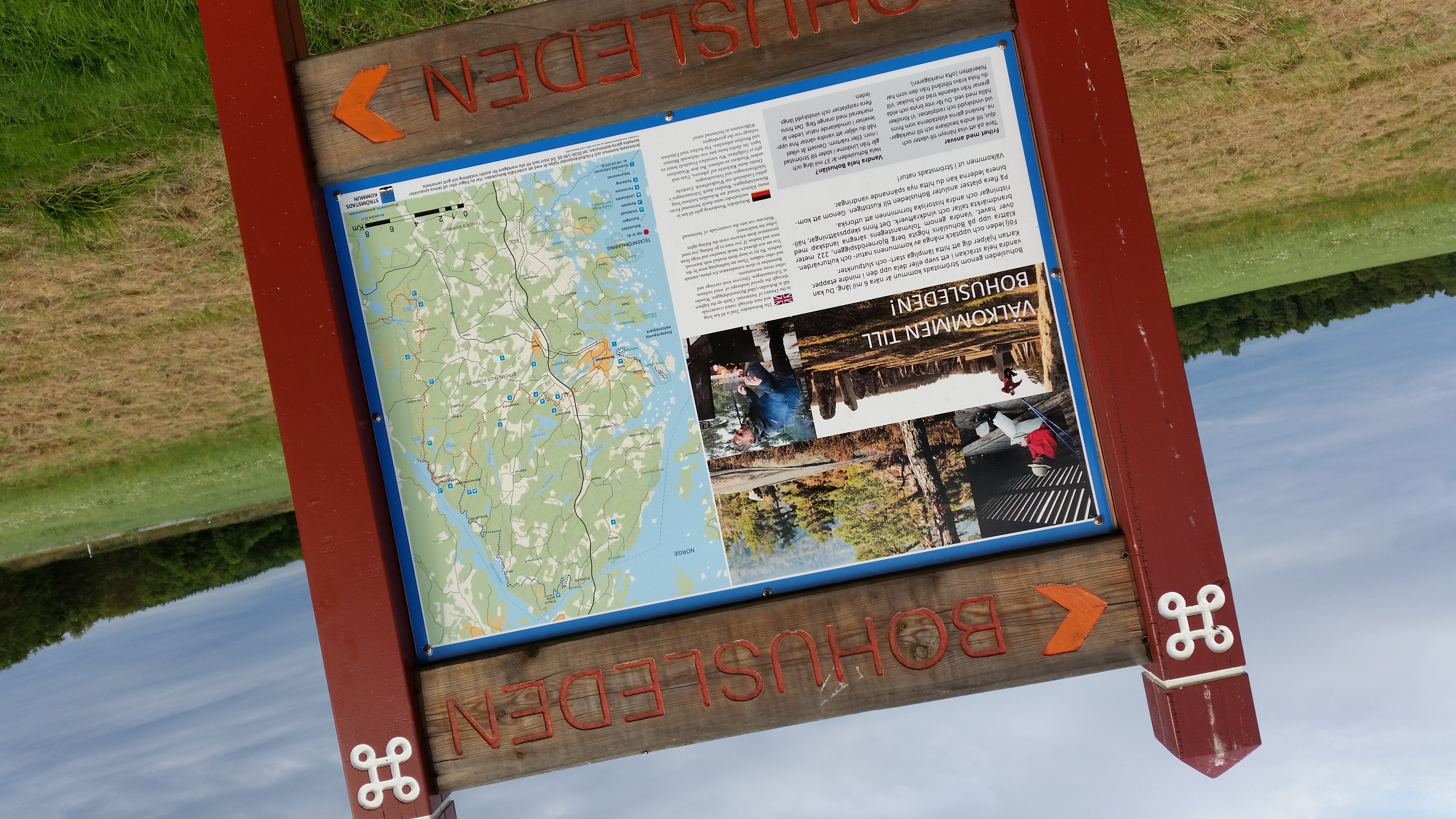 Informationsskylt Bohusleden med bilder och karta över leden i Strömstad kommun