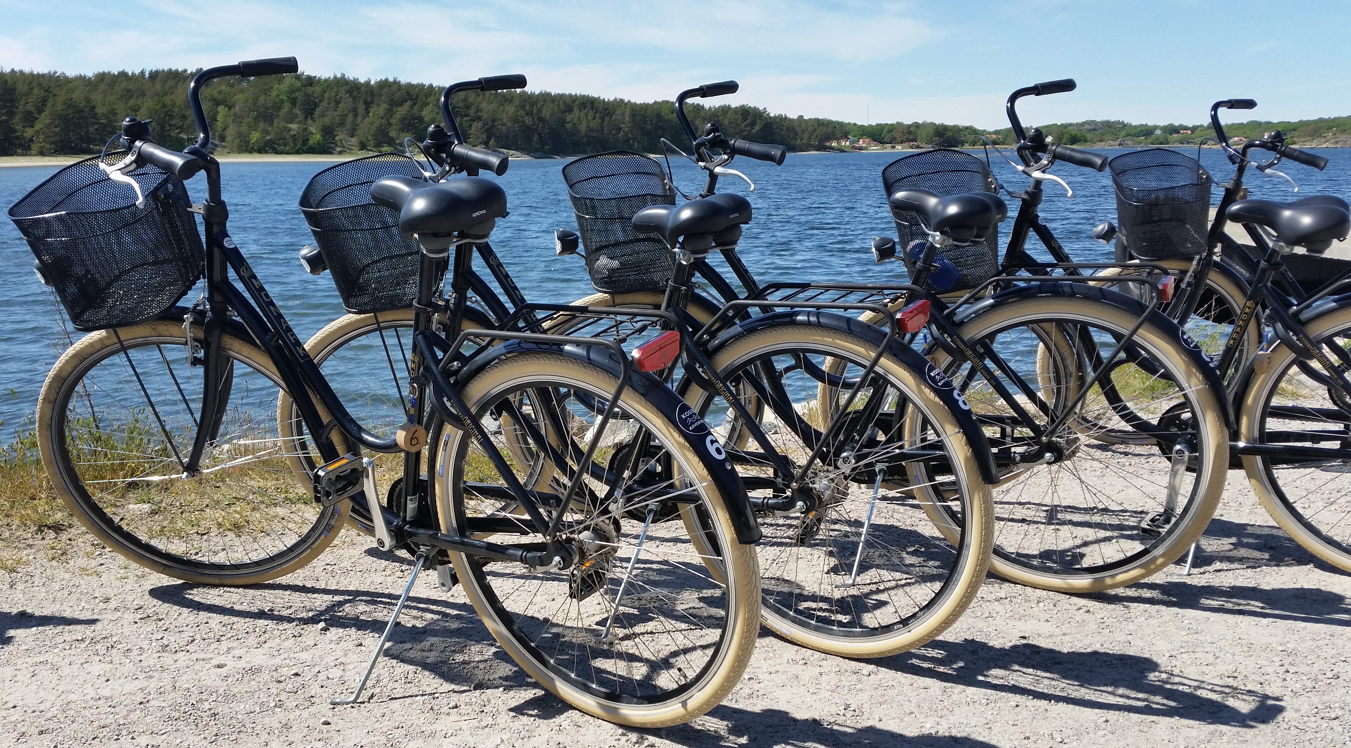 cyklar uppställda vid strand
