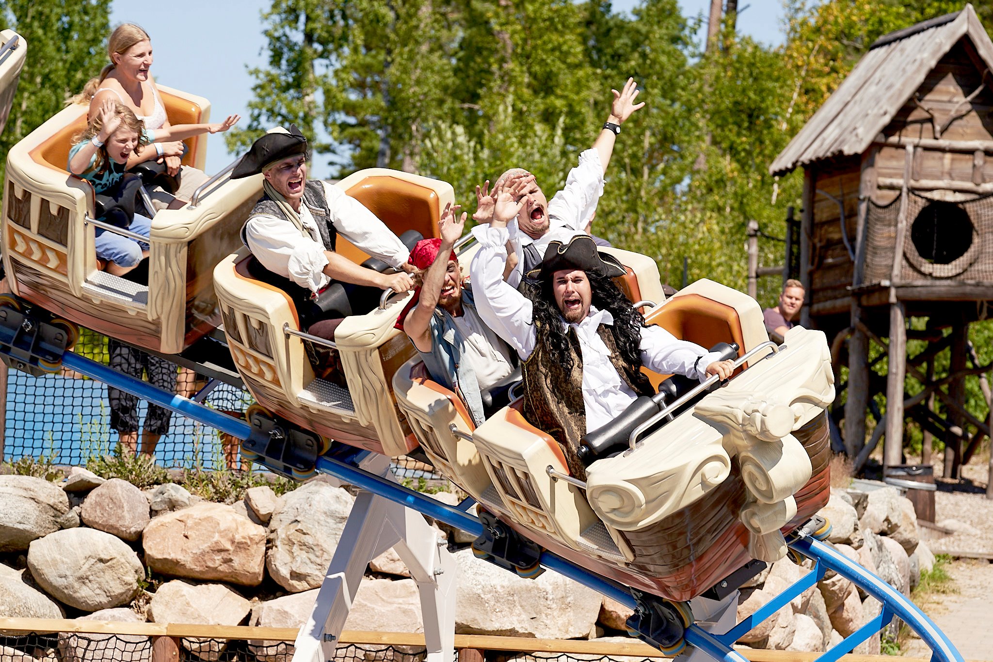 Pirater åker i berg och dalbana.