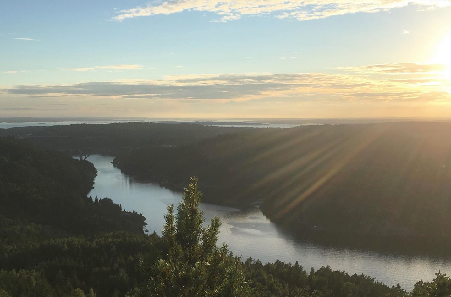 Utsikt över Idefjorden och Svinesundsbroarna från Dragonkullen i eftermiddagssol.