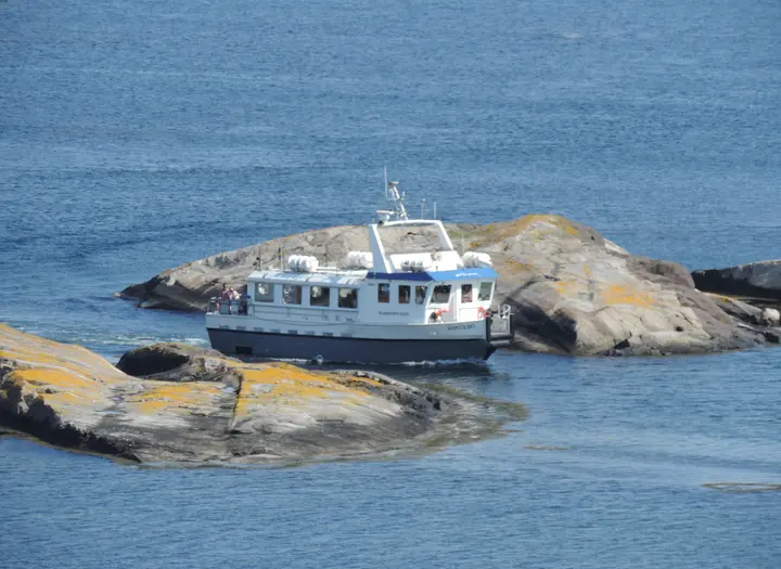På väg in i hamnen vid Ursholmen