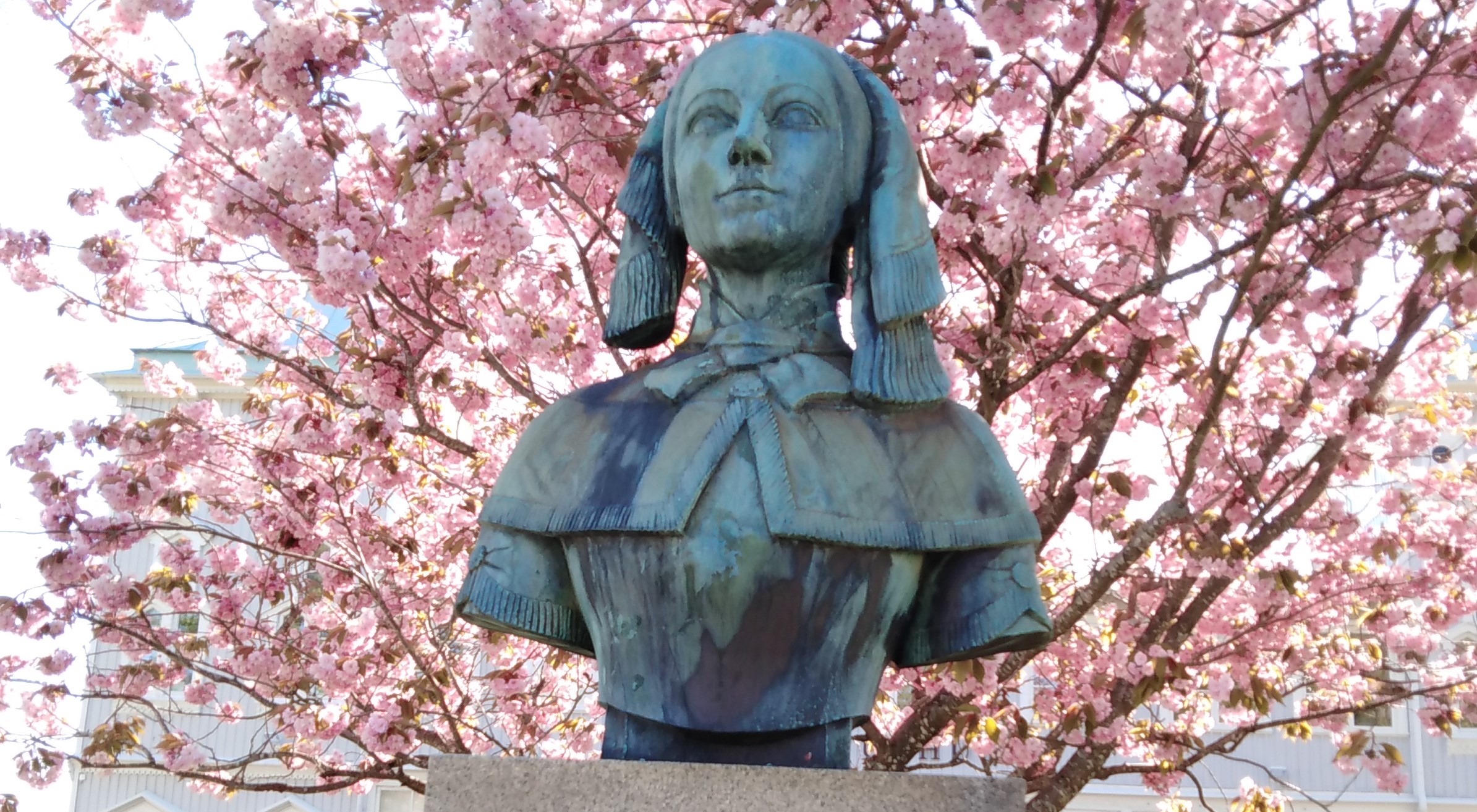 Bronsbyst föreställande Emilie flygare Calén. 